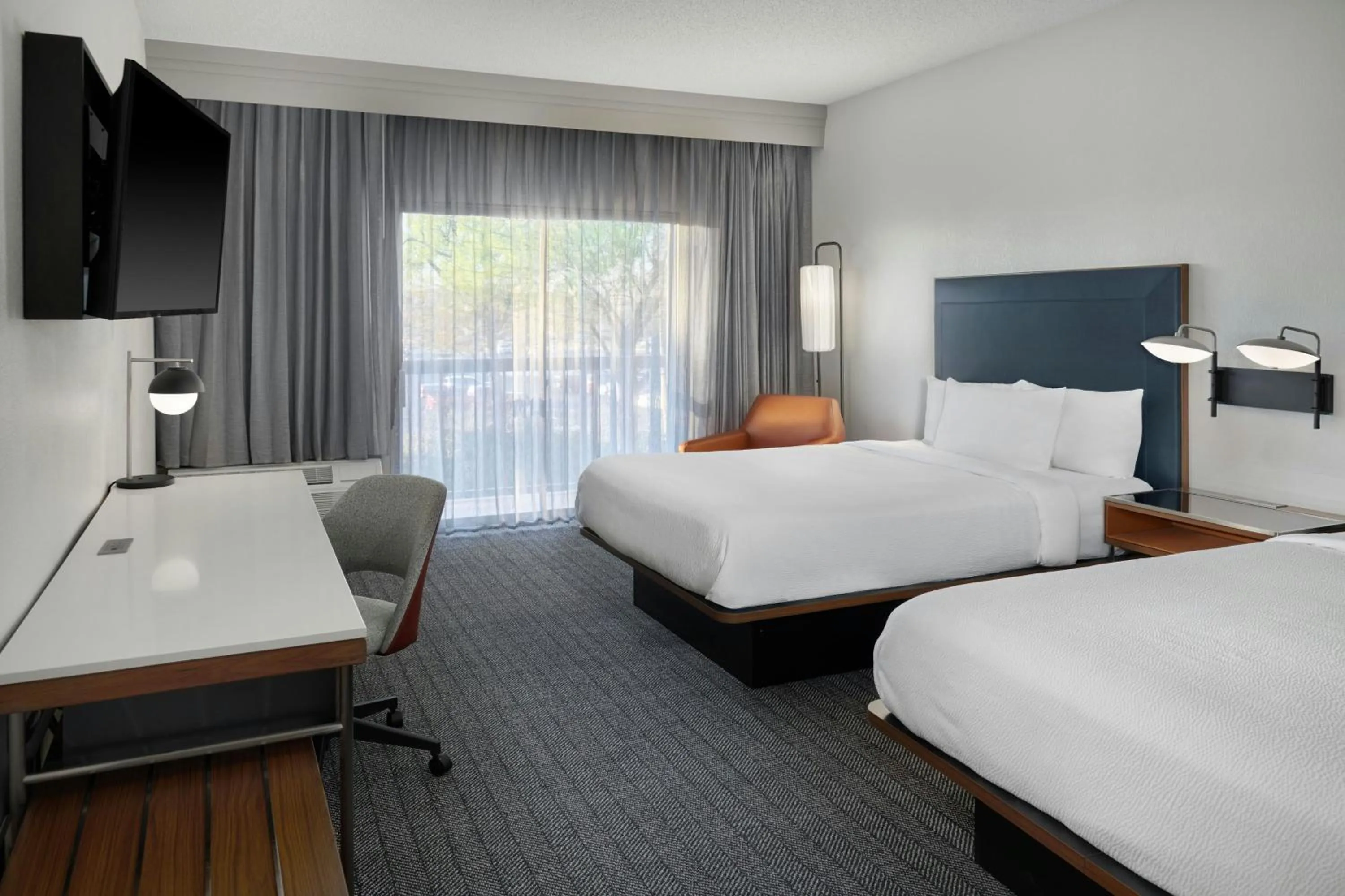 Photo of the whole room, Bed in Courtyard by Marriott Huntsville University Drive