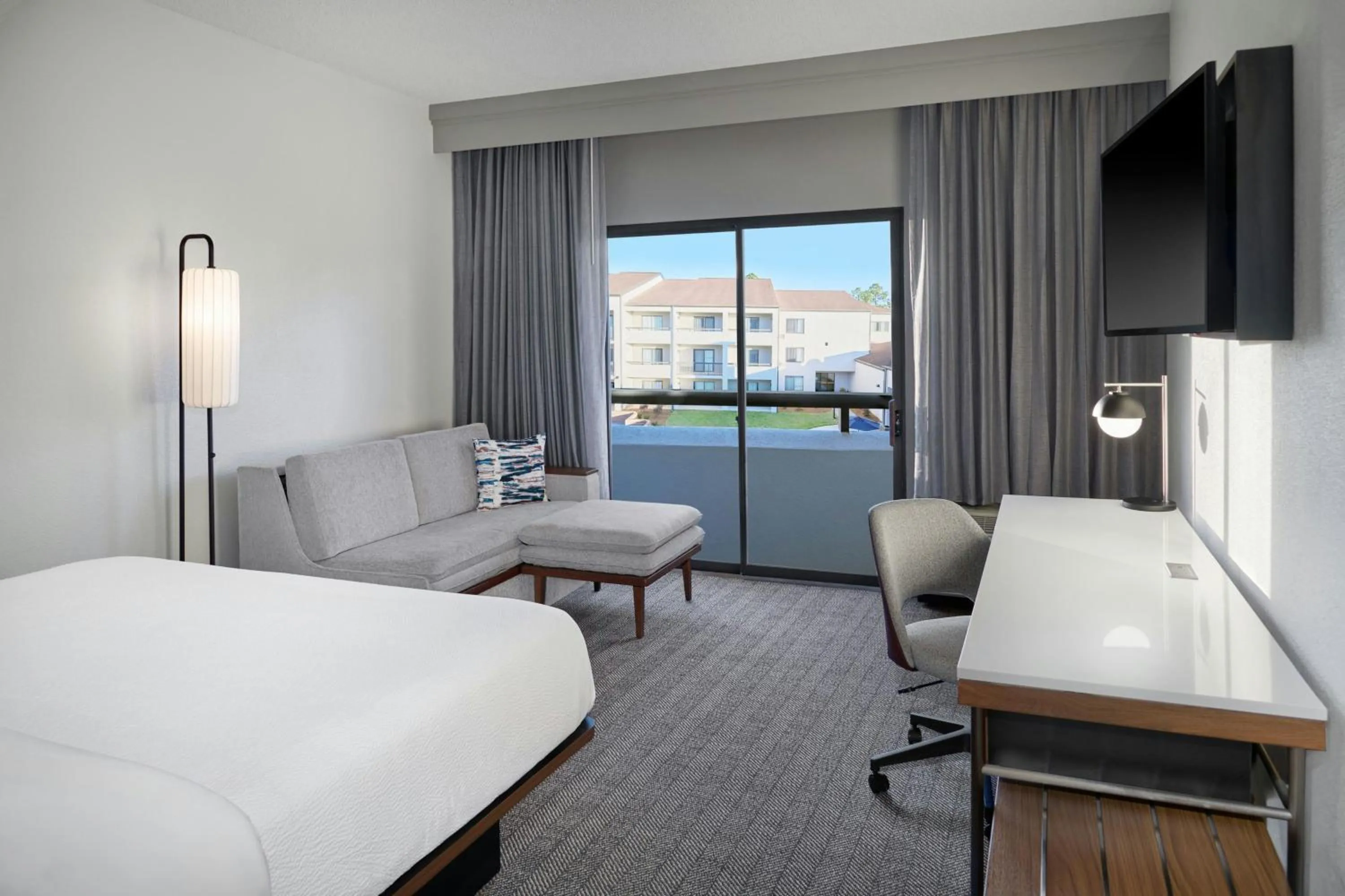 Photo of the whole room, Bed in Courtyard by Marriott Huntsville University Drive