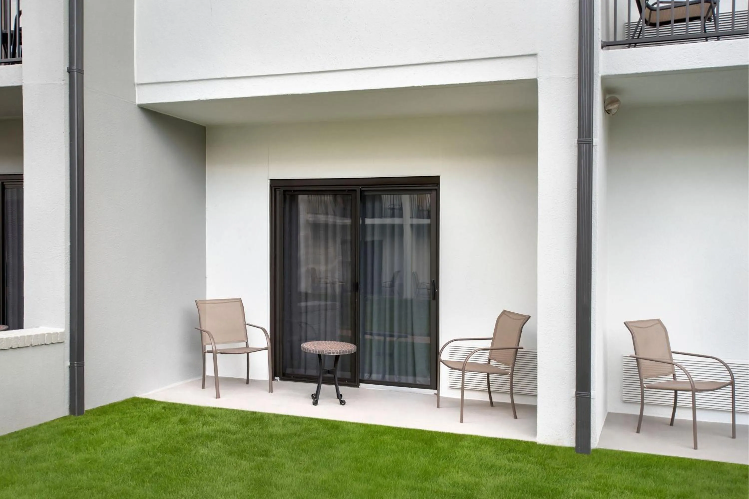 Photo of the whole room in Courtyard by Marriott New Haven Wallingford