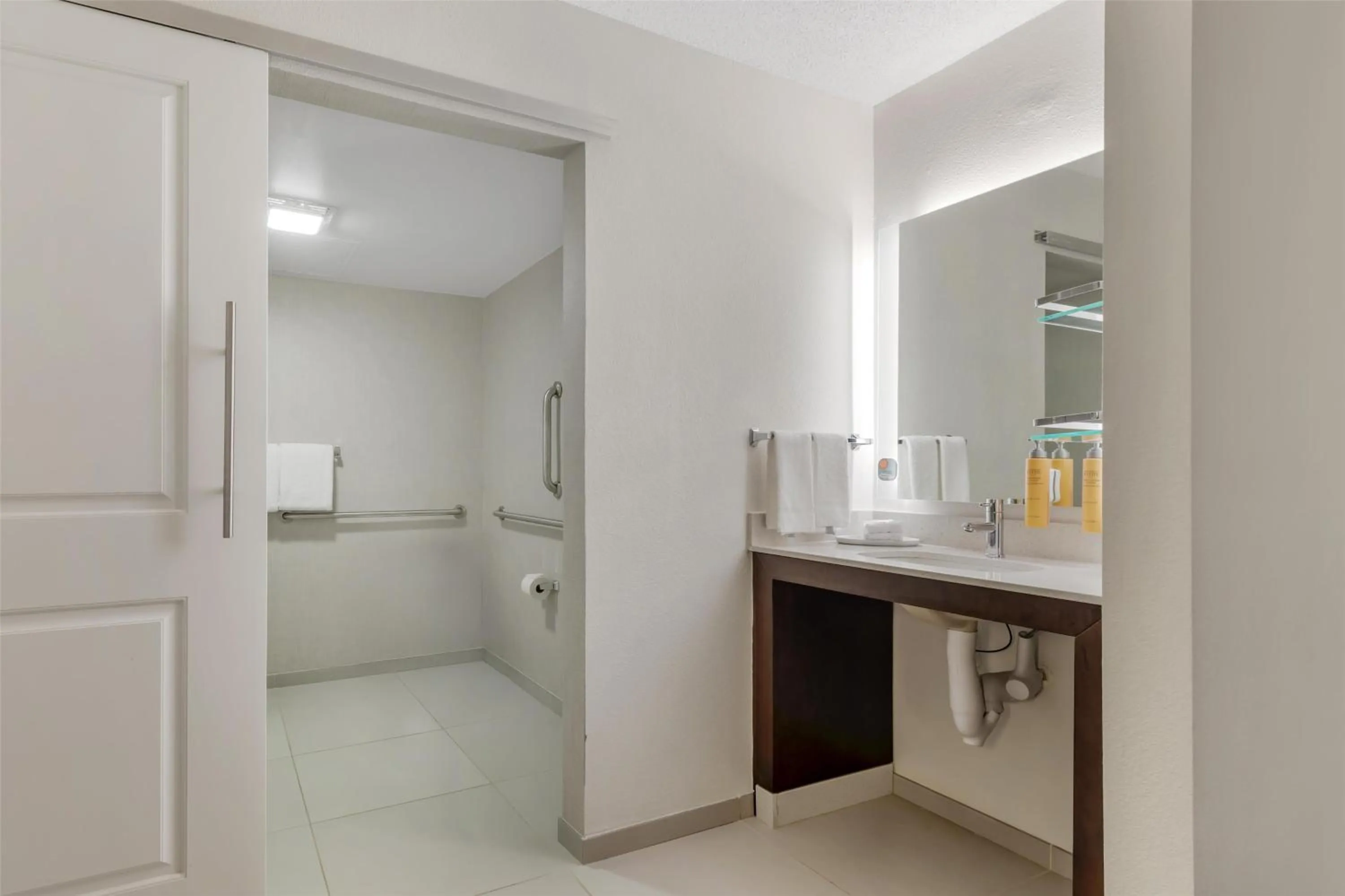 Photo of the whole room in Sonesta ES Suites Fairfax Fair Lakes