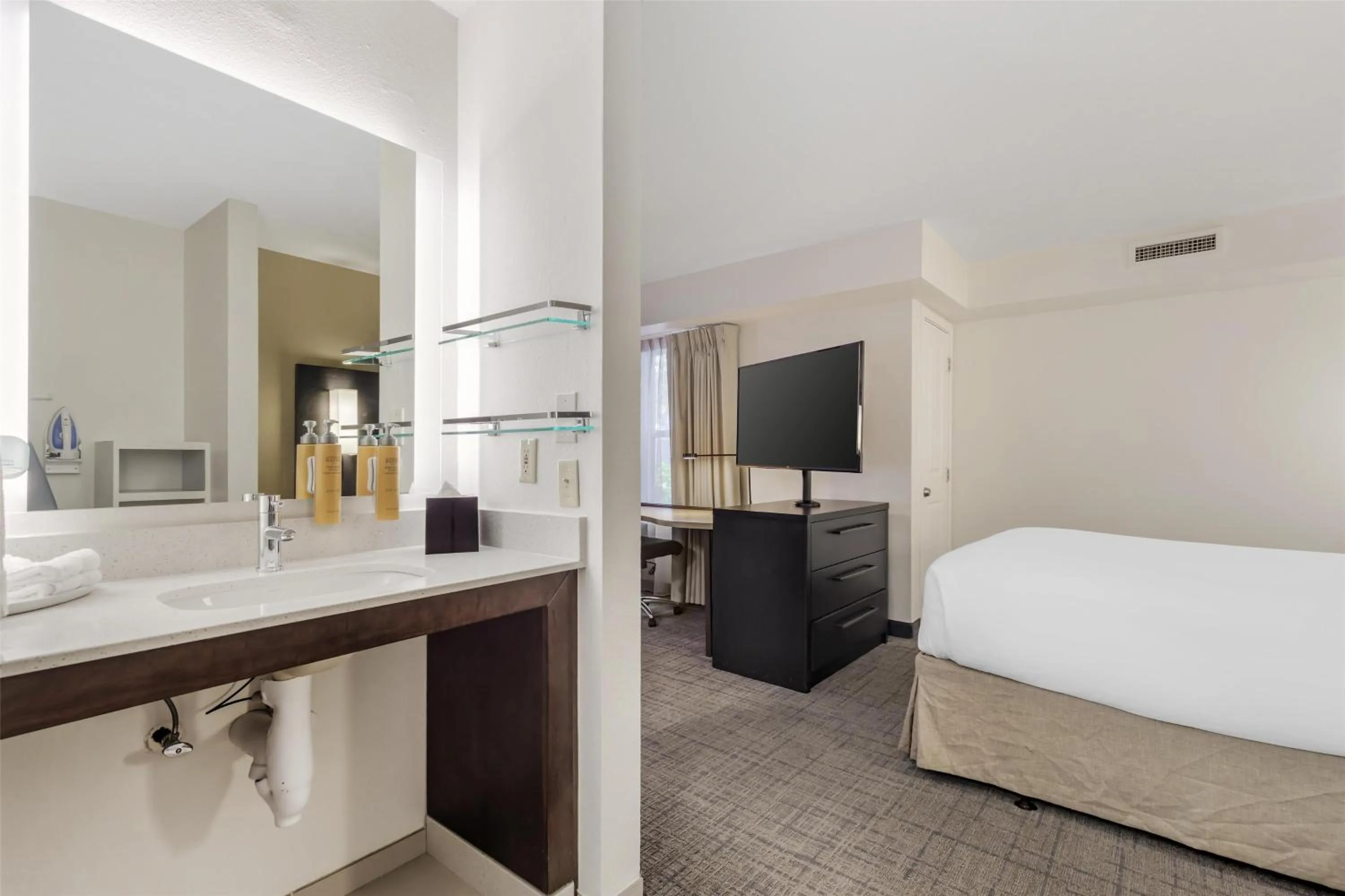 Photo of the whole room, Bed in Sonesta ES Suites Fairfax Fair Lakes