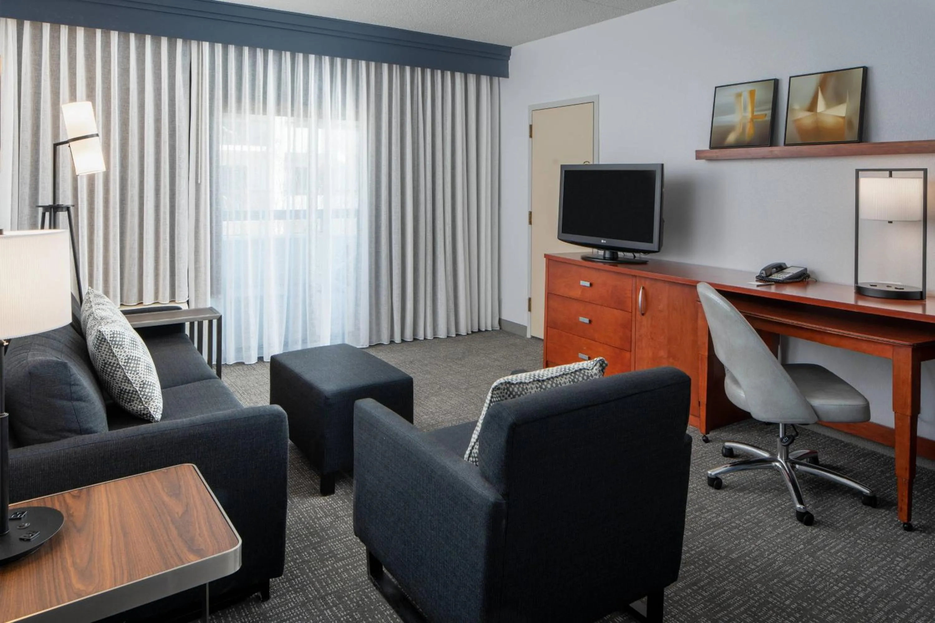Living room in Courtyard by Marriott Dulles Airport Herndon/Reston
