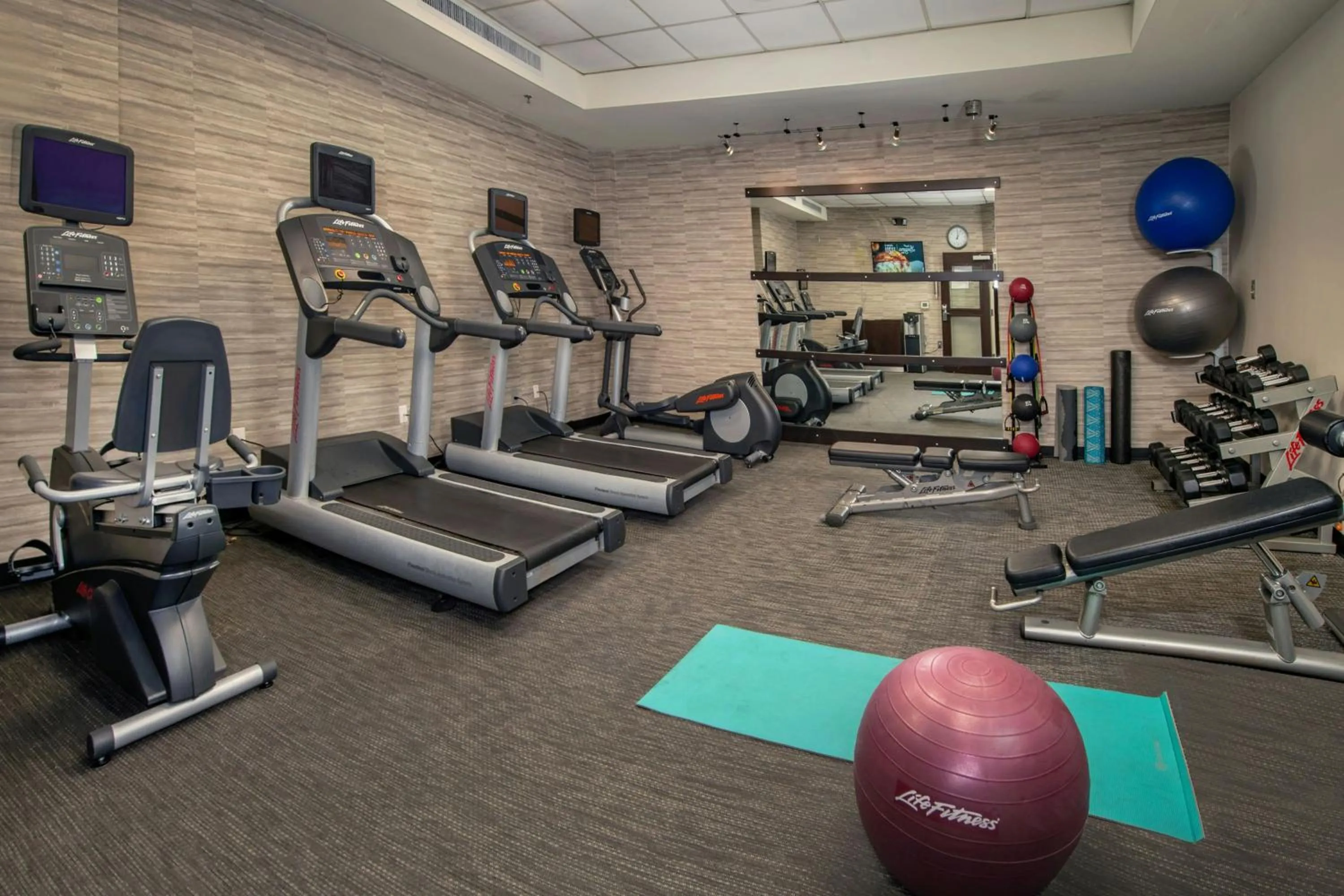 Fitness centre/facilities in Courtyard Wilmington Downtown