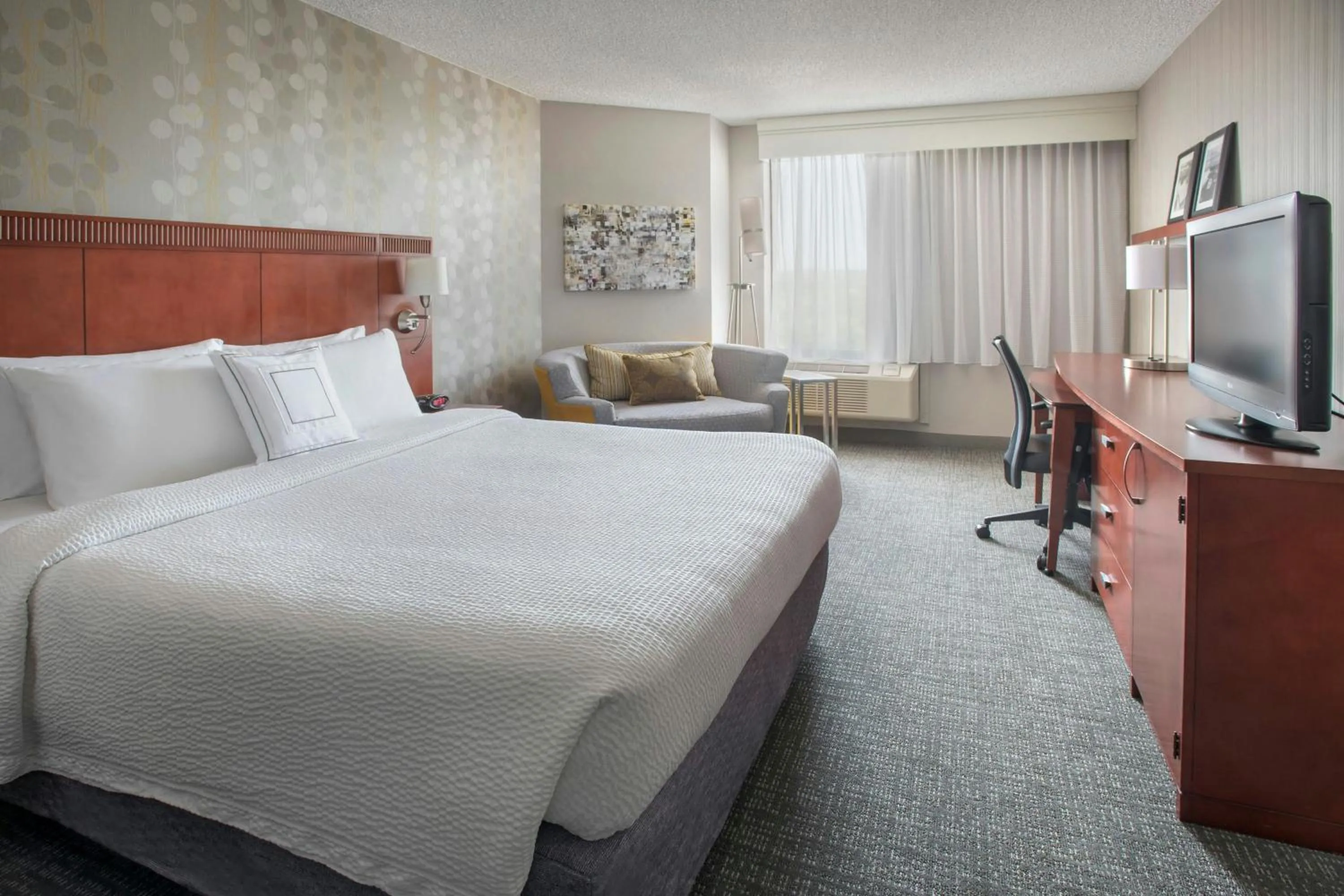 Photo of the whole room, Bed in Courtyard Wilmington Downtown