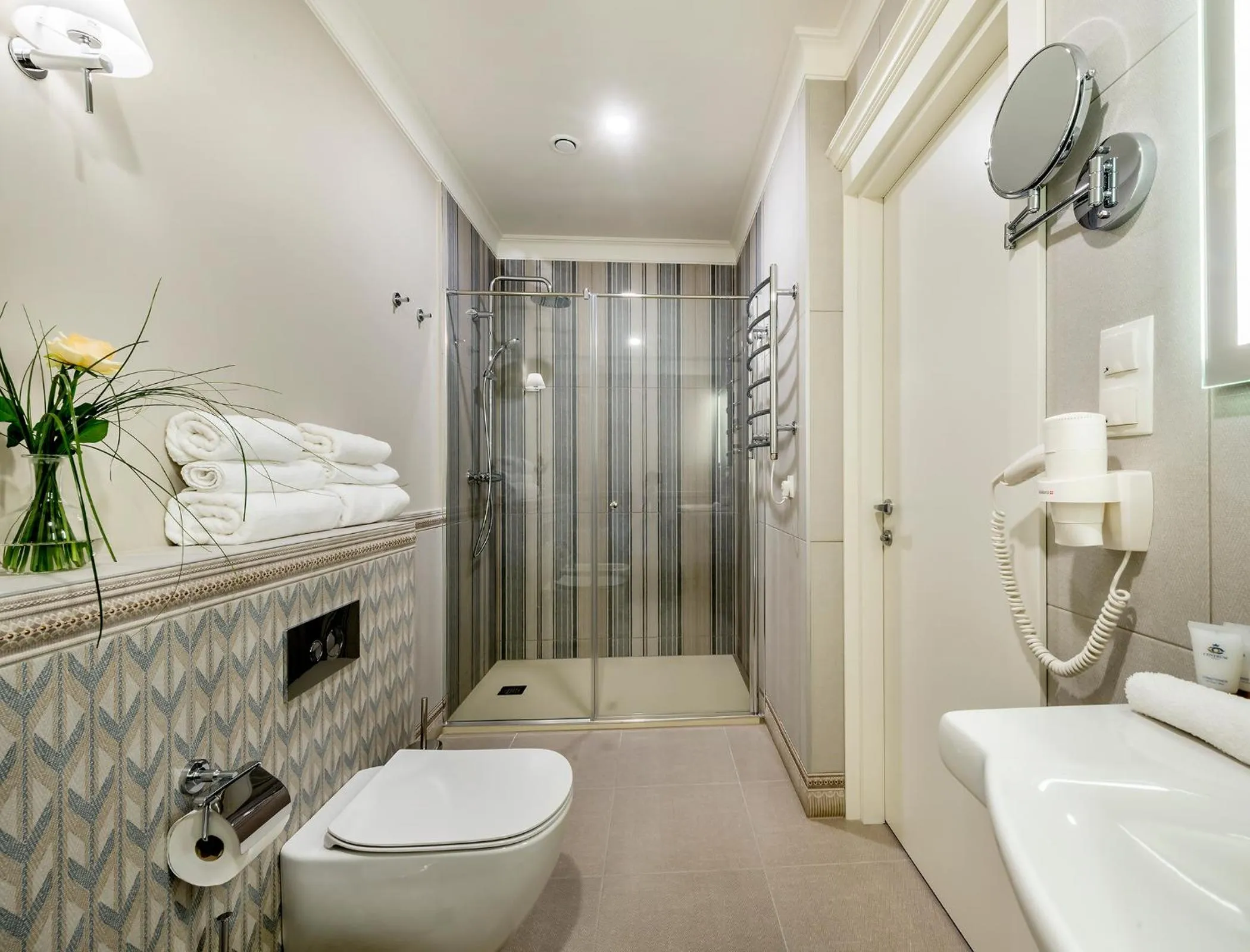 Shower in Ratonda Centrum Hotels