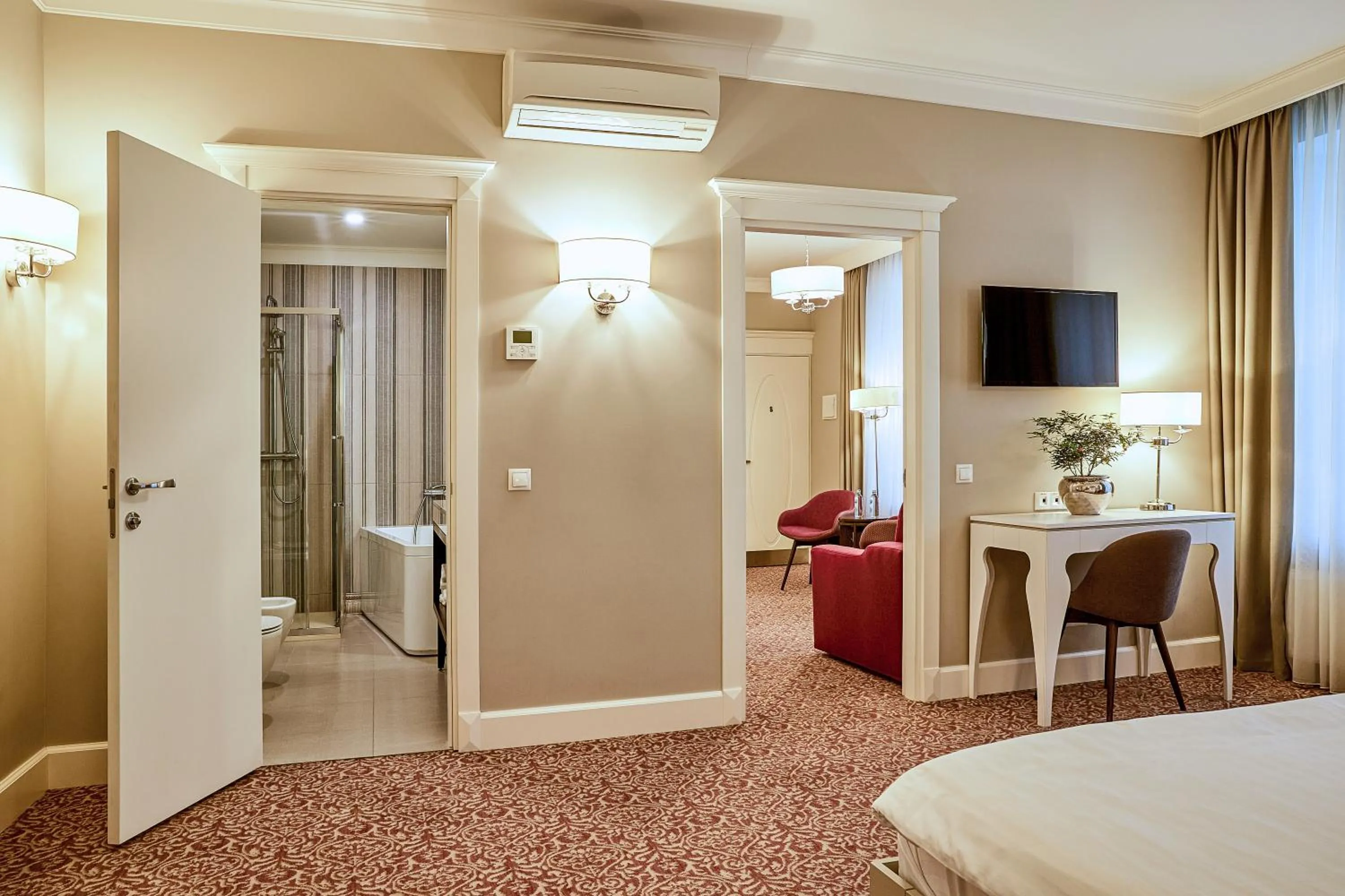 Bathroom, Bed in Ratonda Centrum Hotels