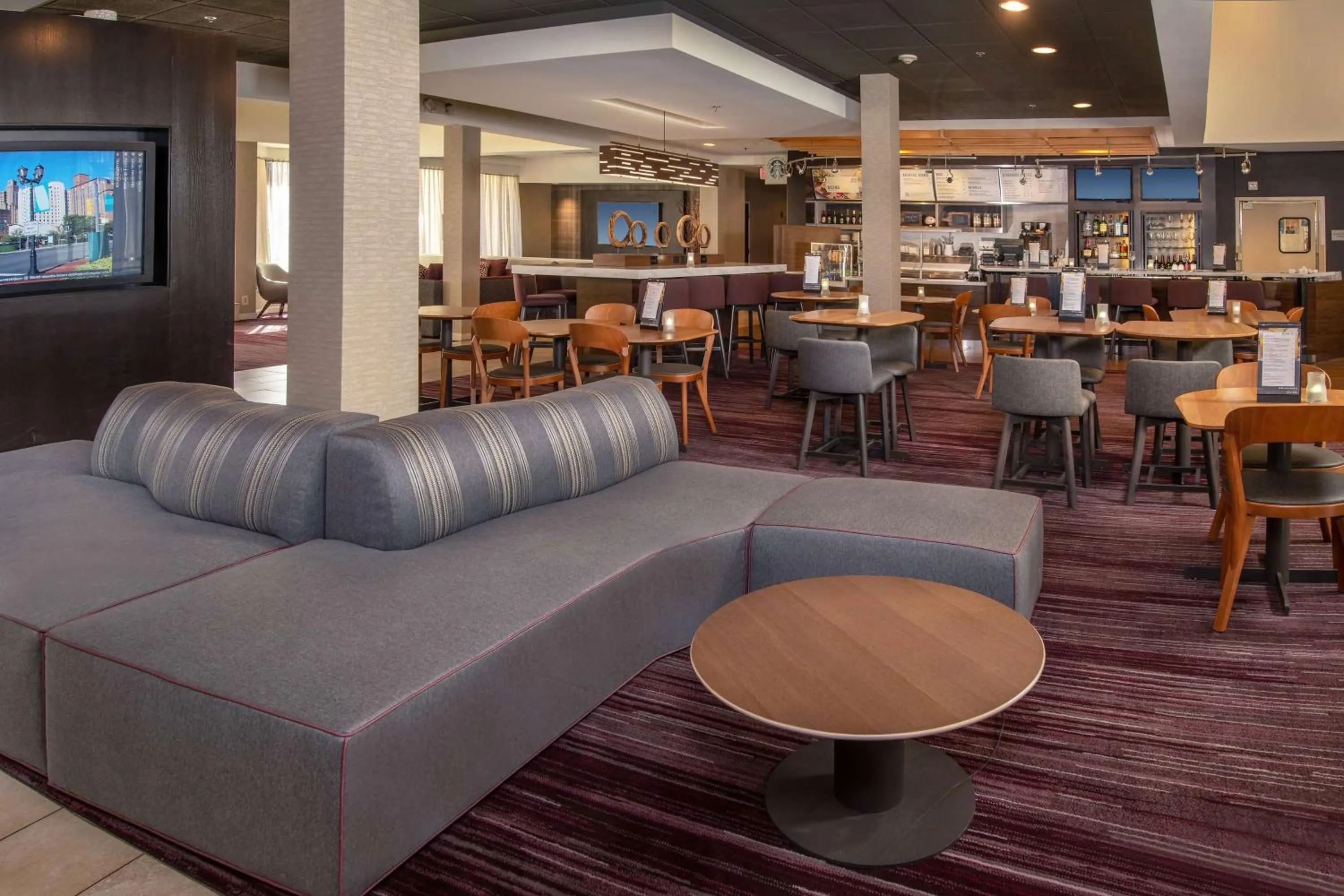 Restaurant/places to eat in Sonesta Select Newark Christiana Mall