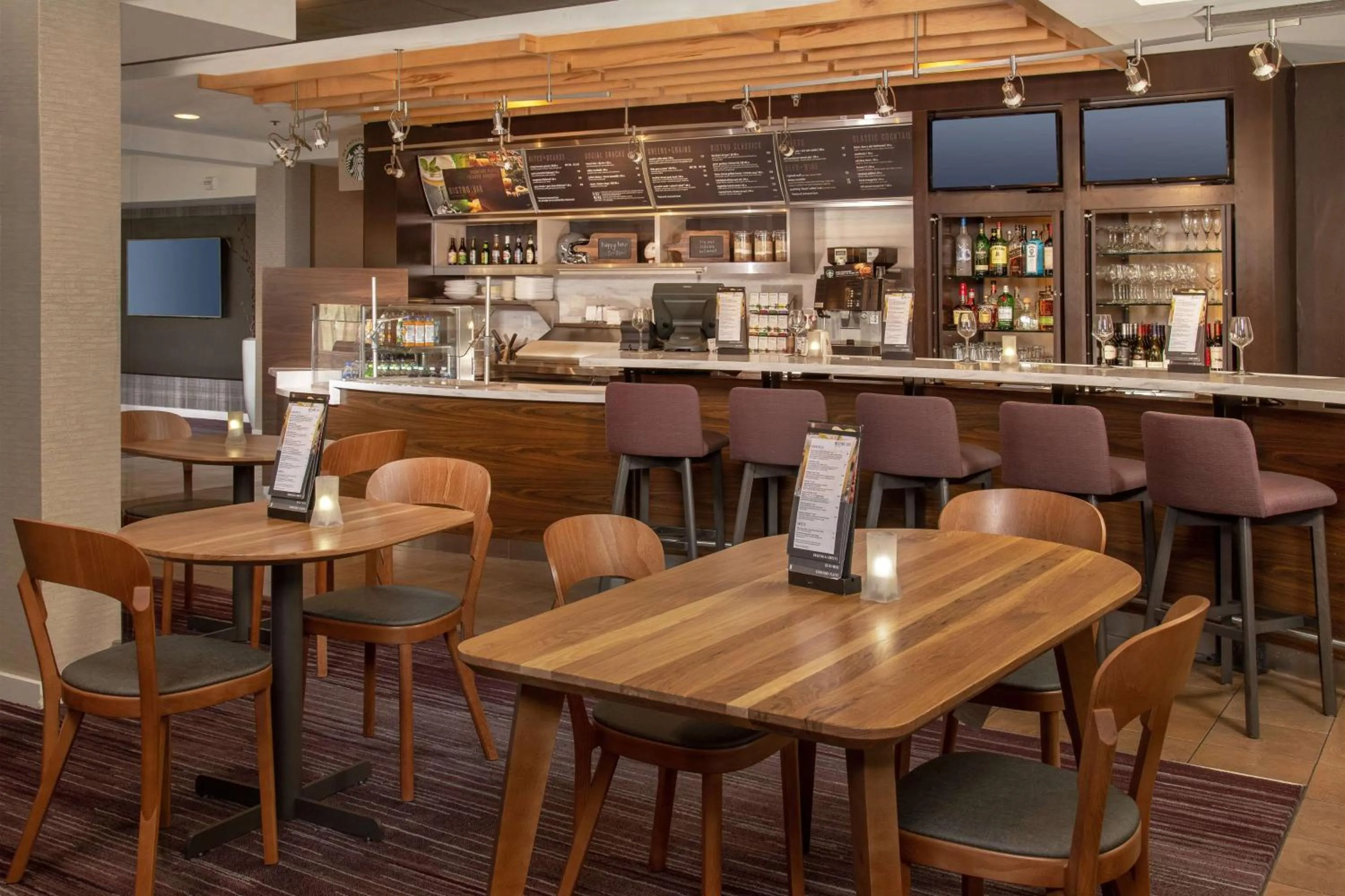 Restaurant/places to eat in Sonesta Select Newark Christiana Mall