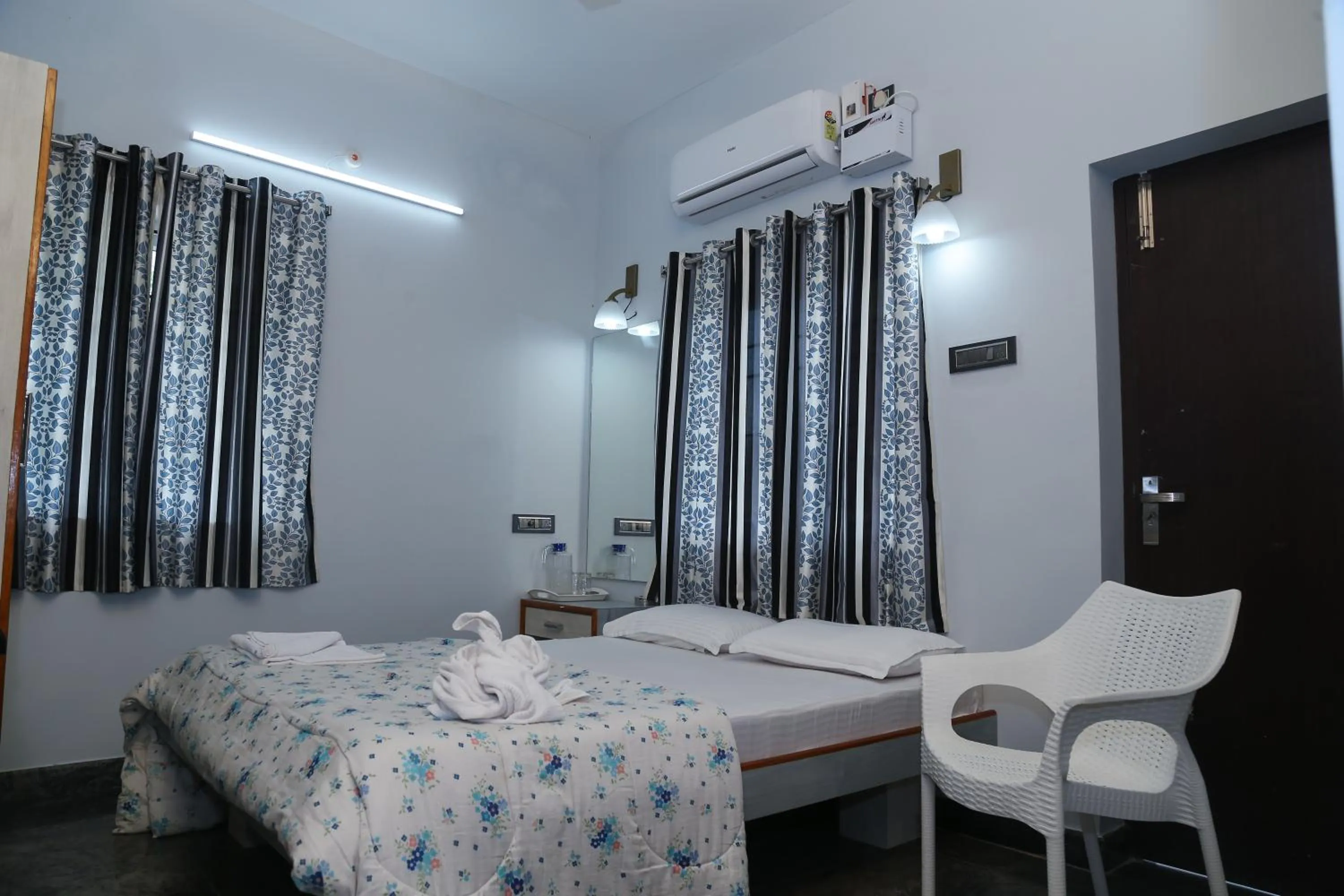 Restaurant/places to eat, Bed in P A Resort