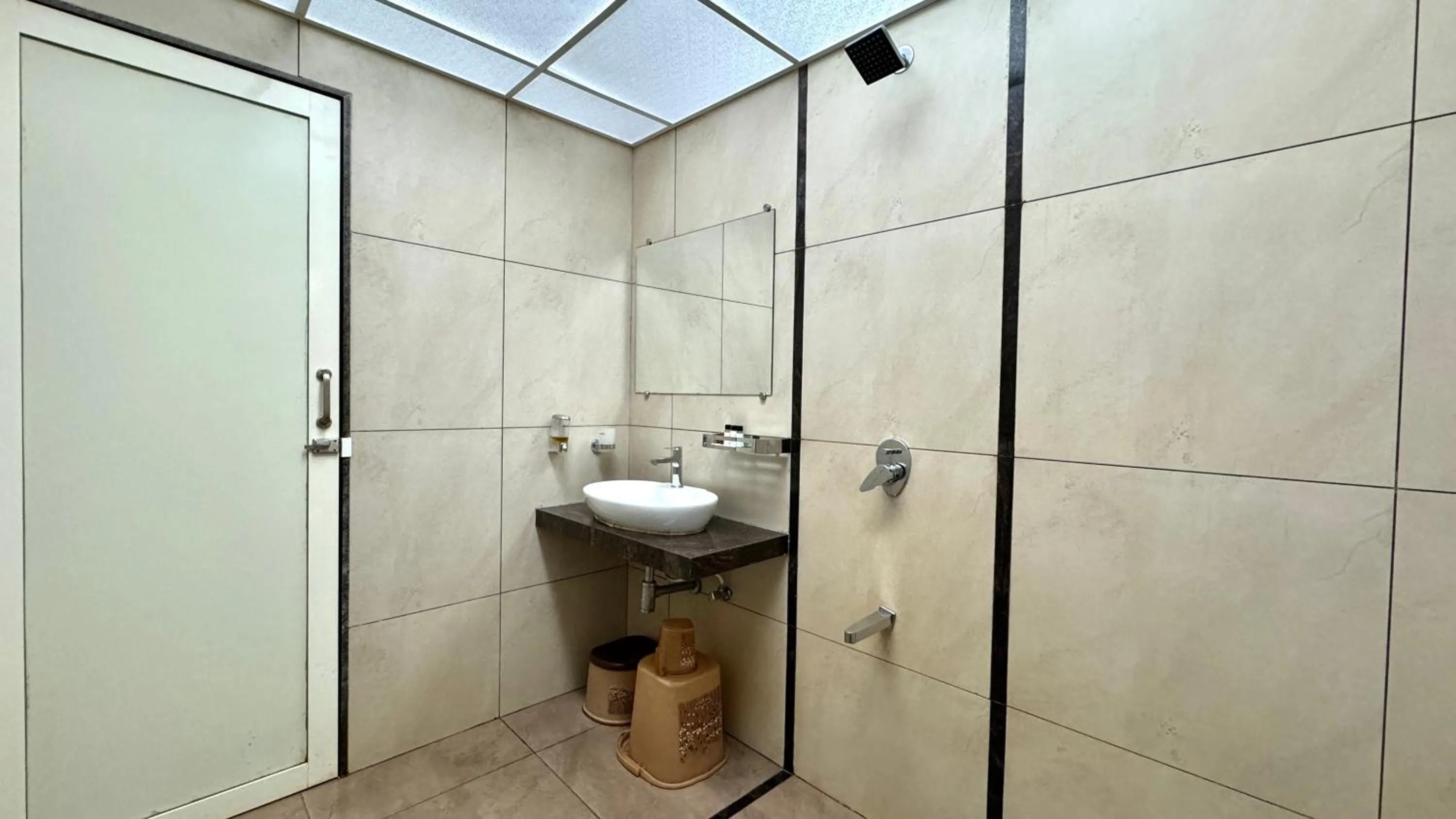 Bathroom in Hotel Sadhana Executive