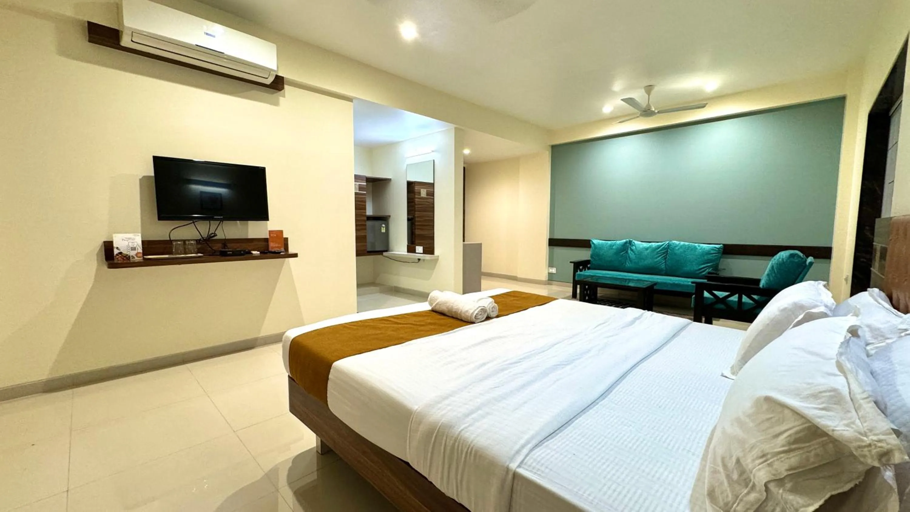 Bed in Hotel Sadhana Executive