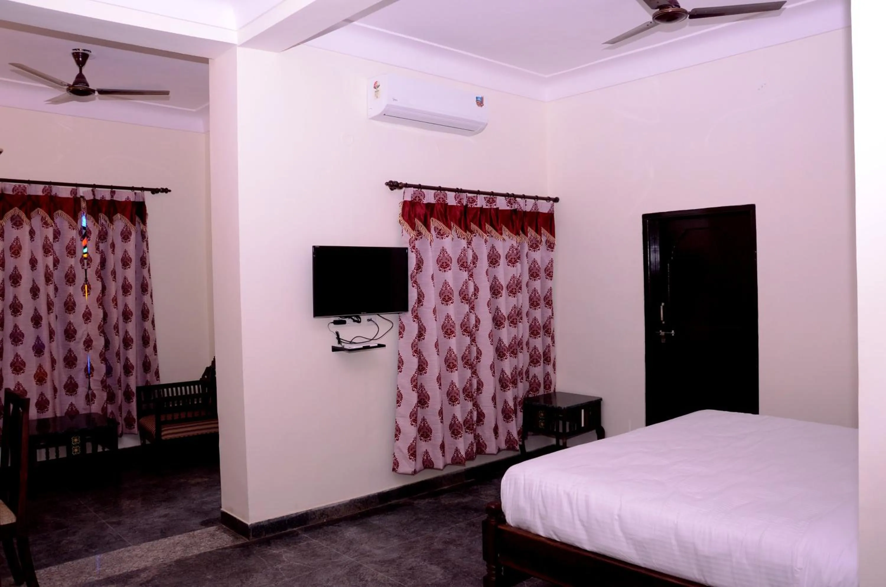 Bedroom, Bed in Moti Mahal - A Heritage Haveli