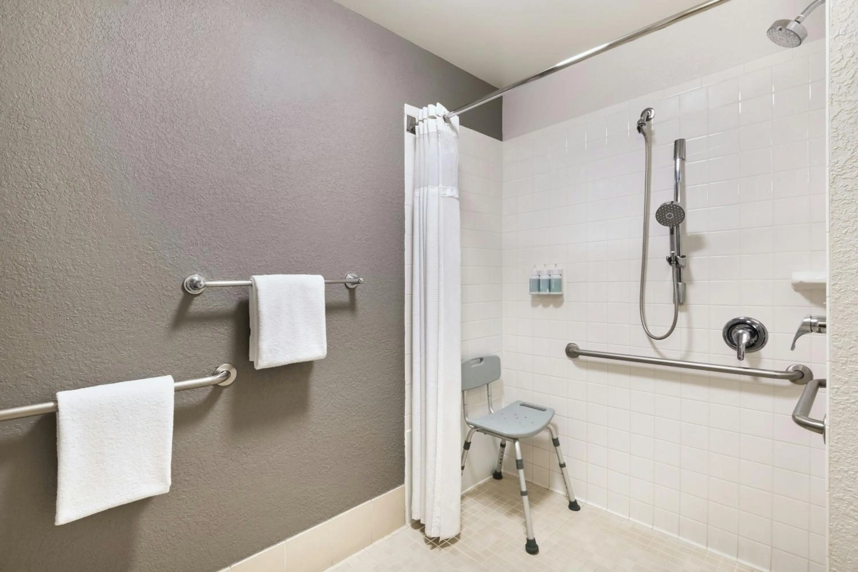 Bathroom in Courtyard Kansas City Overland Park / Convention Center