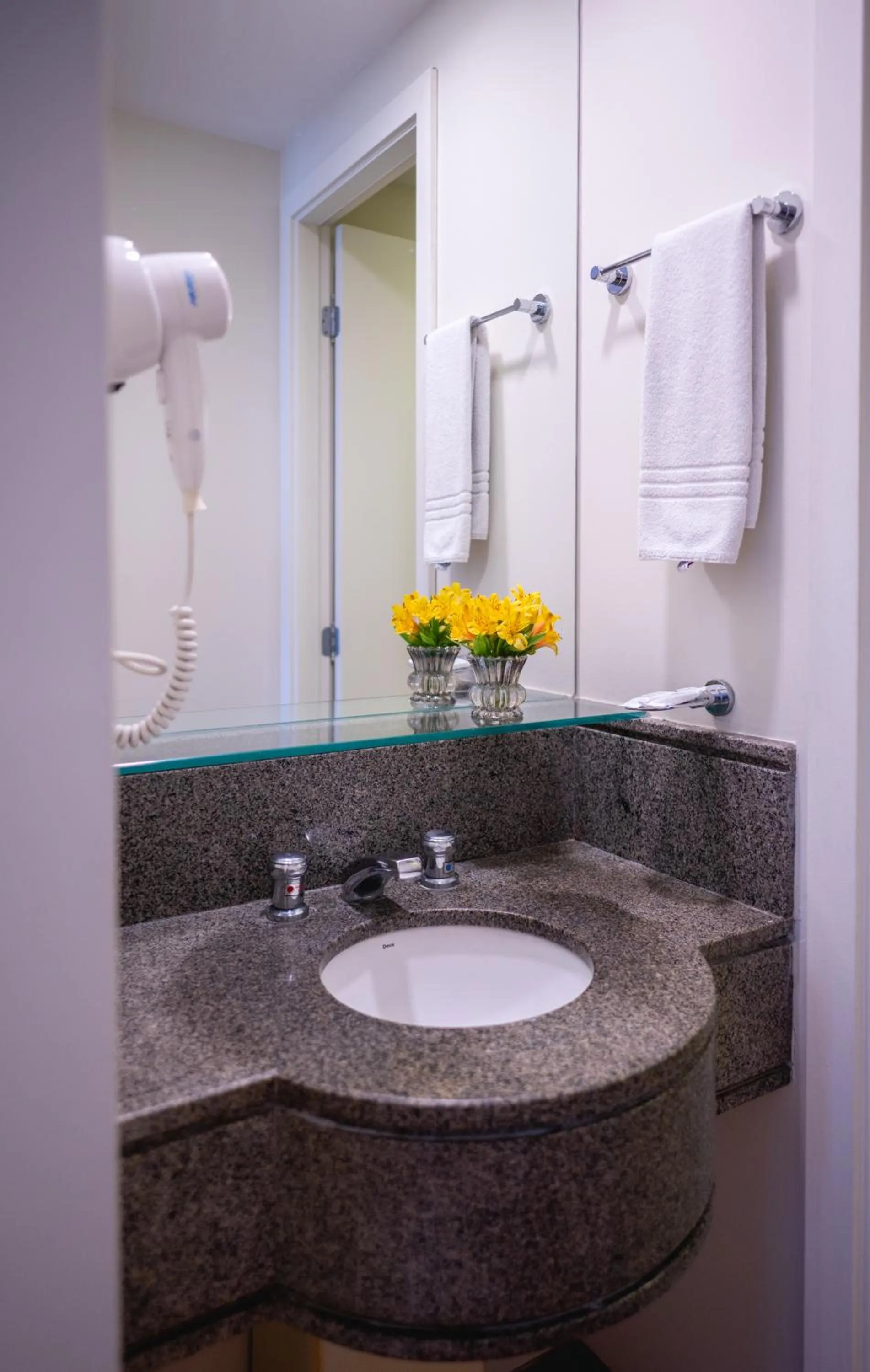 Bathroom in eSuítes Congonhas by Atlantica