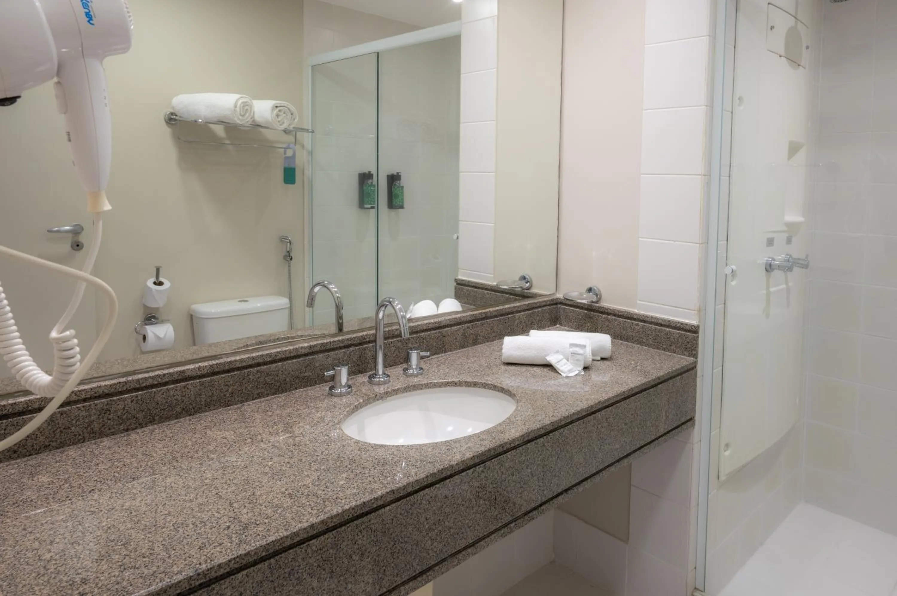 Shower in eSuítes Congonhas by Atlantica