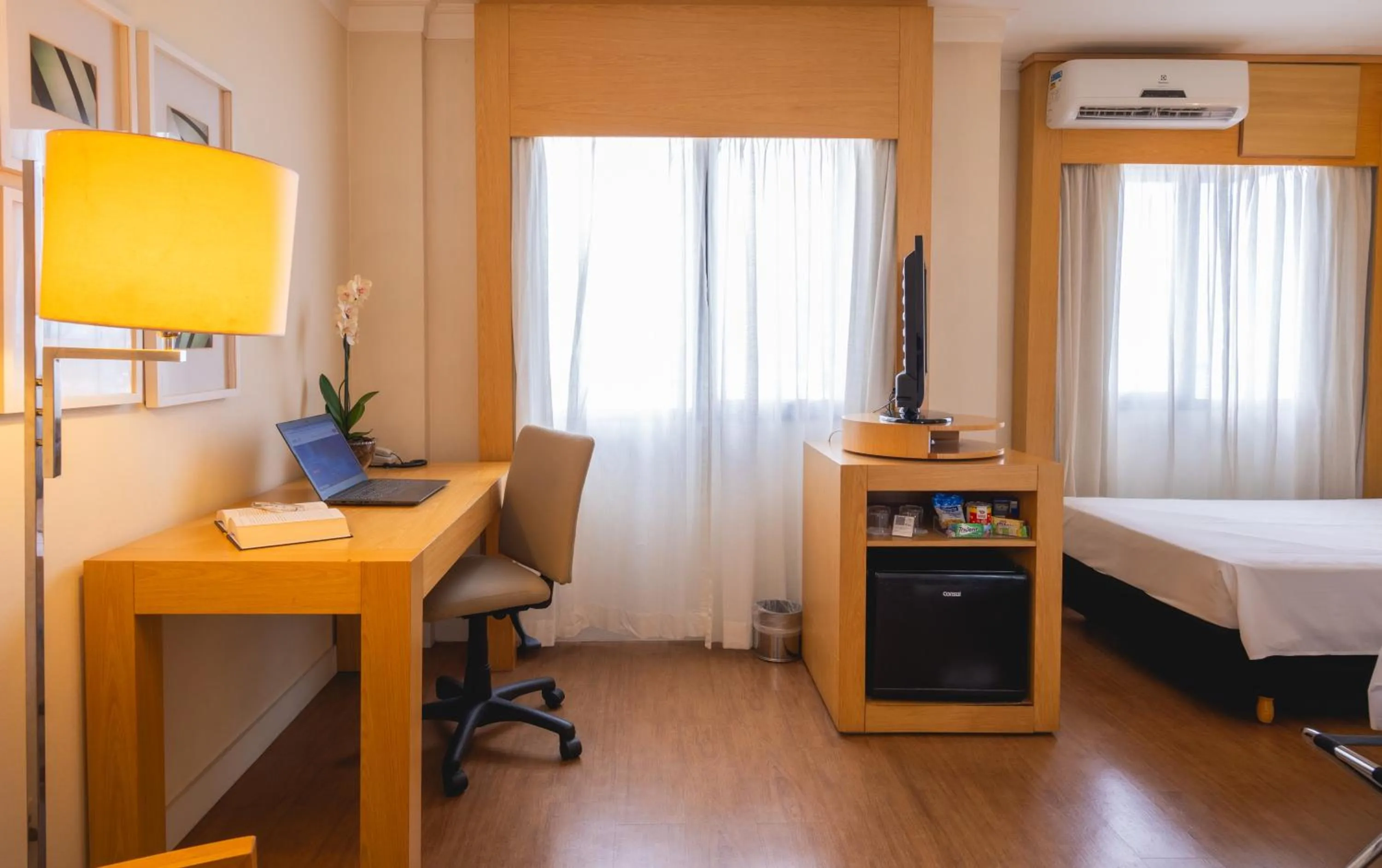 TV and multimedia, Bed in eSuítes Congonhas by Atlantica