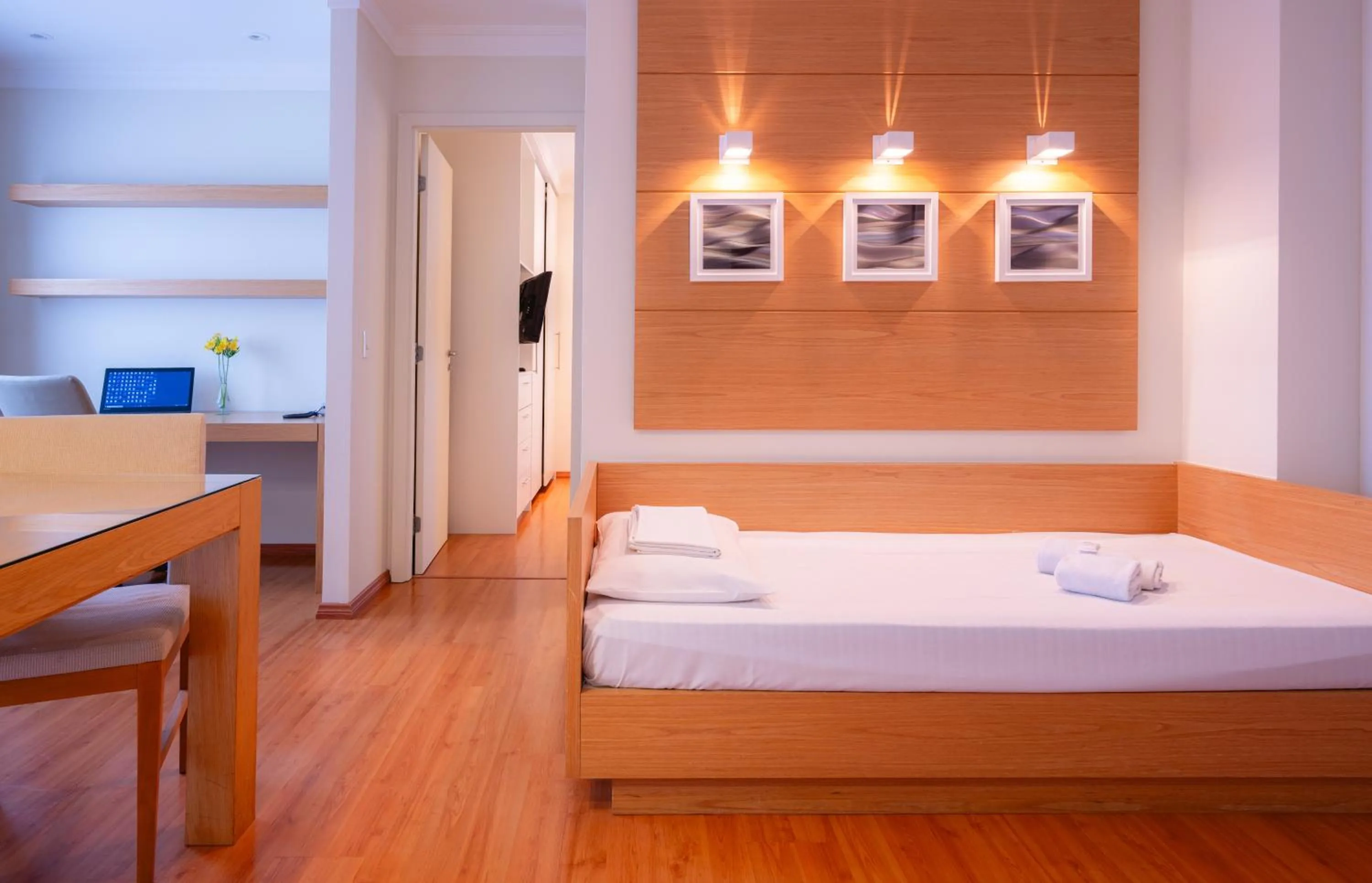 Photo of the whole room, Bed in eSuítes Congonhas by Atlantica