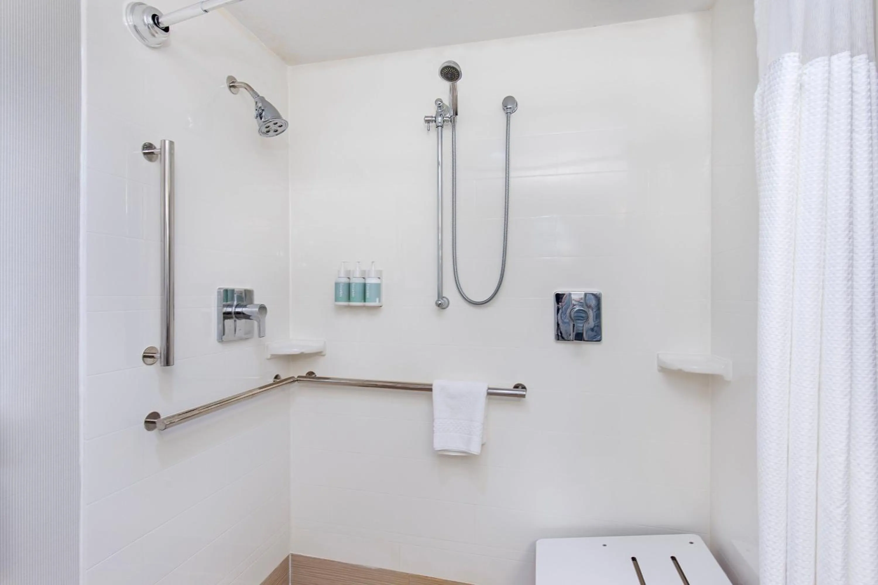 Bathroom in Courtyard by Marriott Lexington North