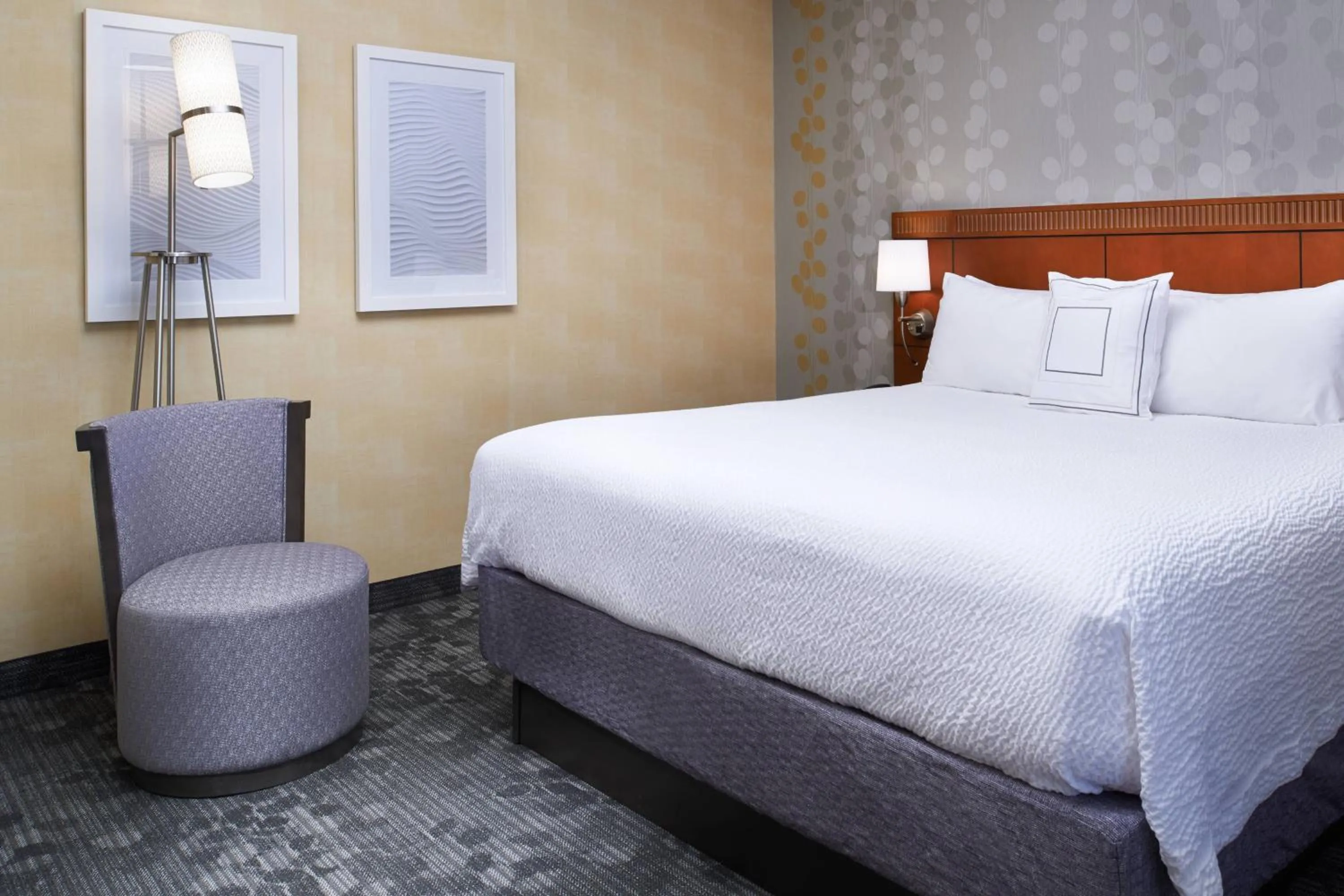 Photo of the whole room, Bed in Courtyard by Marriott Lexington North