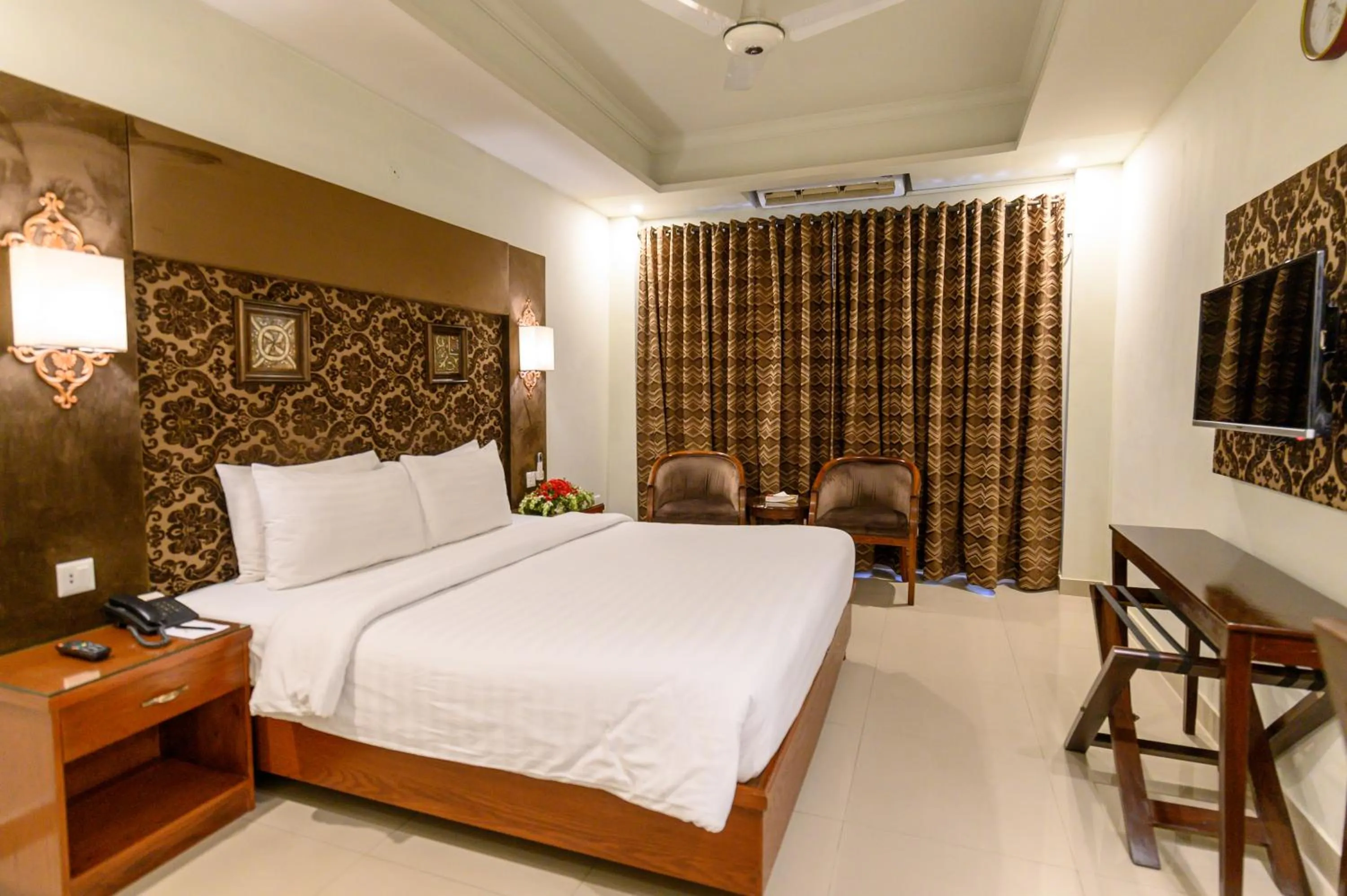Bedroom, Bed in Hotel One Jinnah, Islamabad