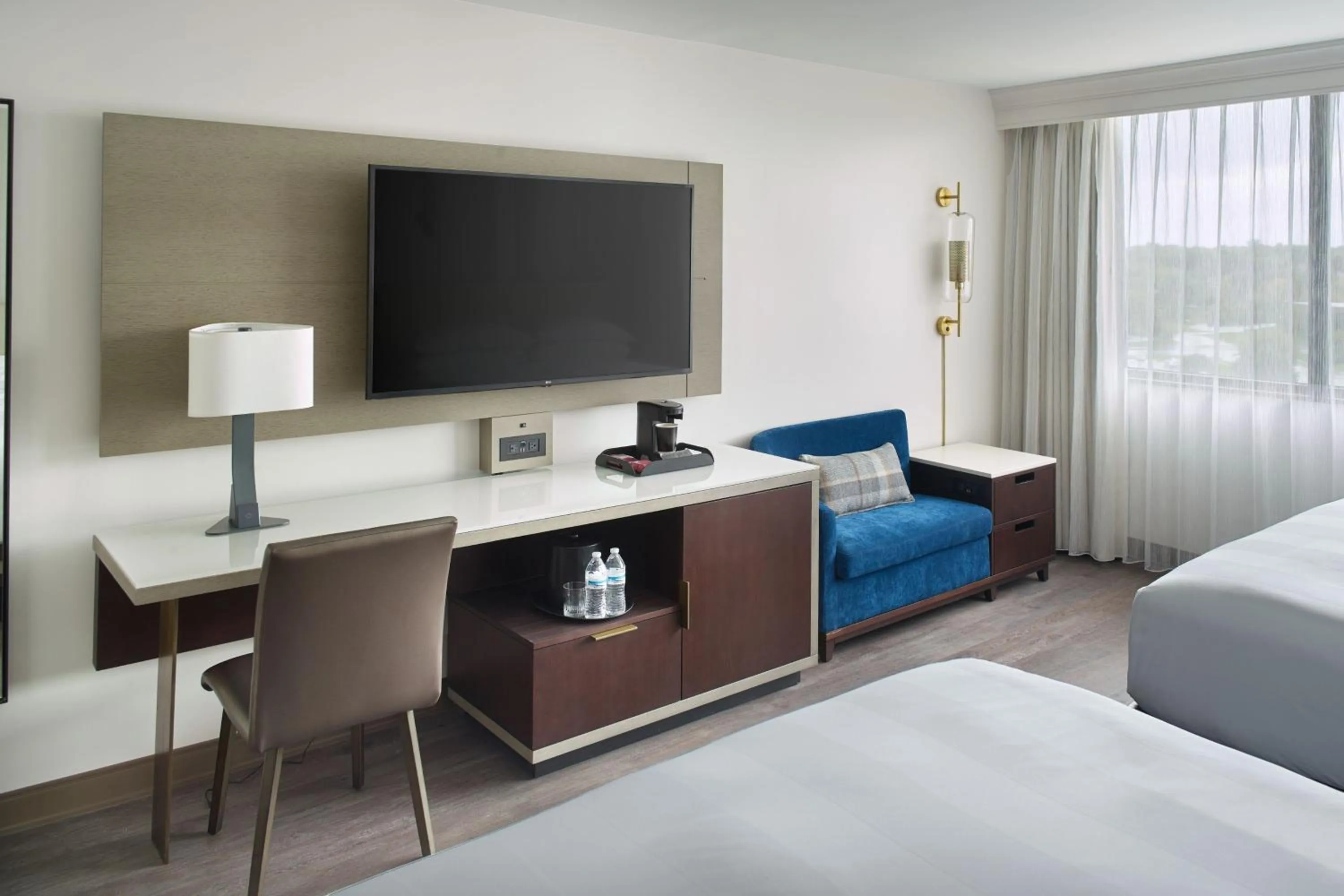 Photo of the whole room, Bed in Marriott Kansas City Overland Park