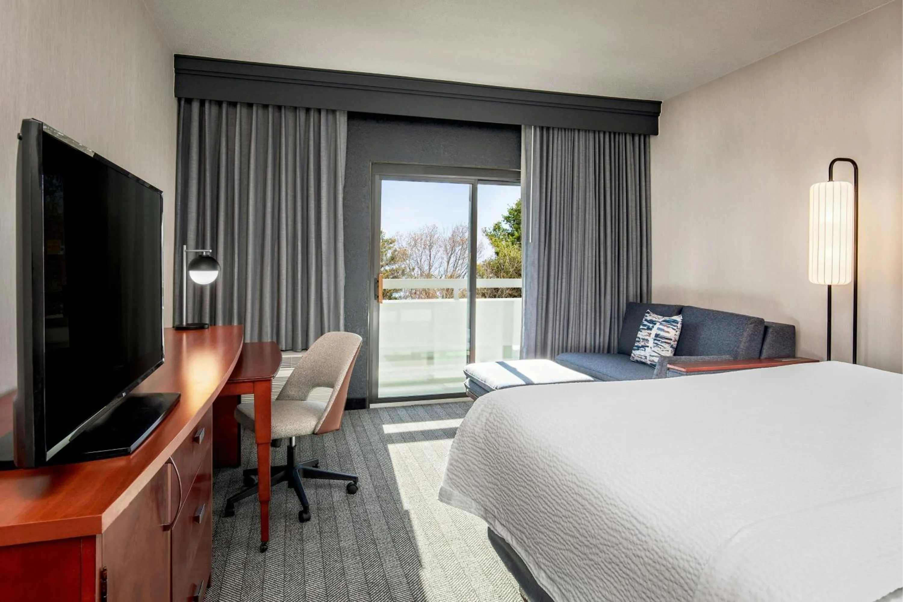 Photo of the whole room, Bed in Courtyard by Marriott Boston Andover