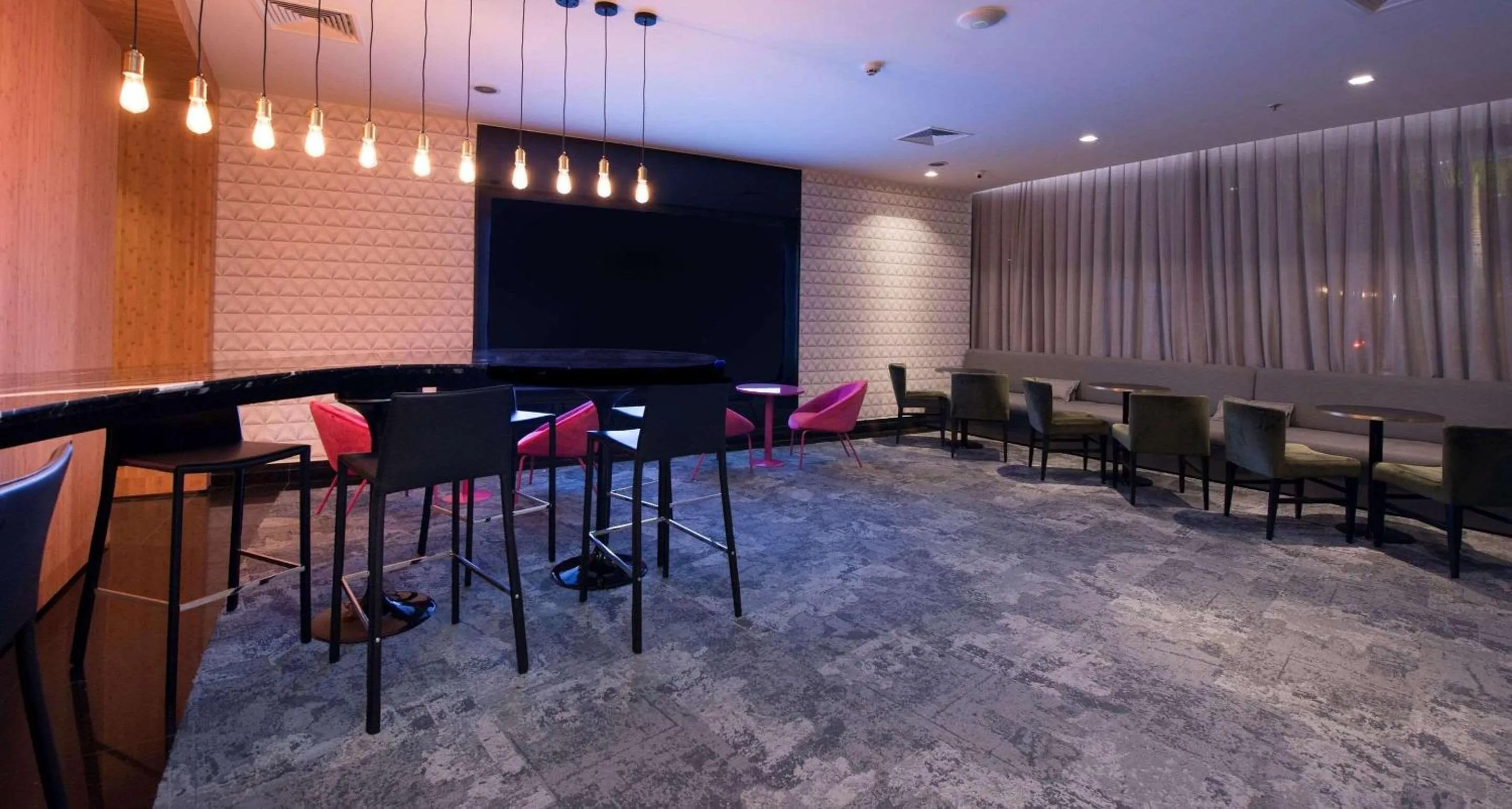 Lounge or bar in Radisson Alphaville