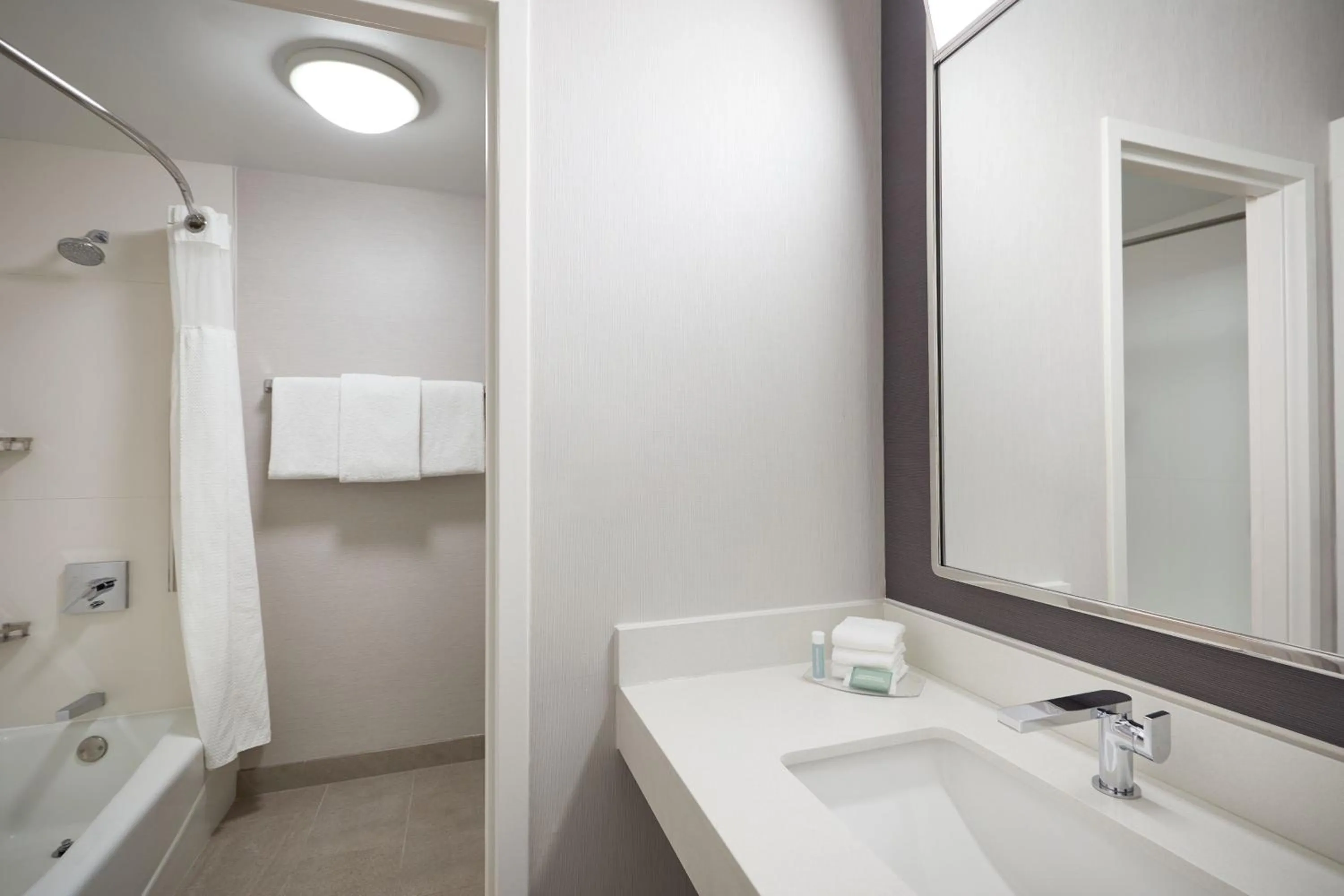 Bathroom in Courtyard Kansas City Overland Park/Metcalf, South of College Boulevard