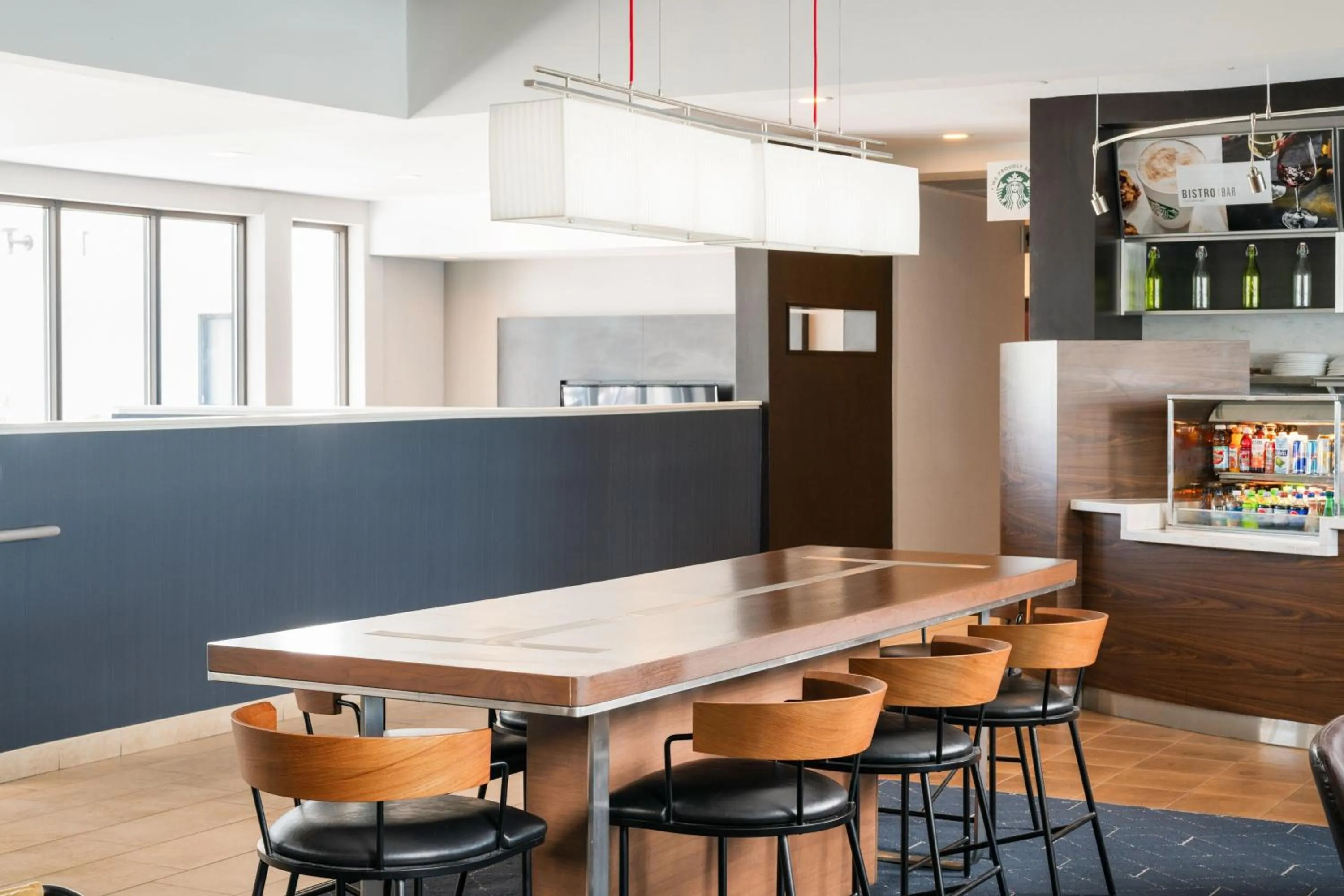 Restaurant/places to eat in Courtyard Melbourne West