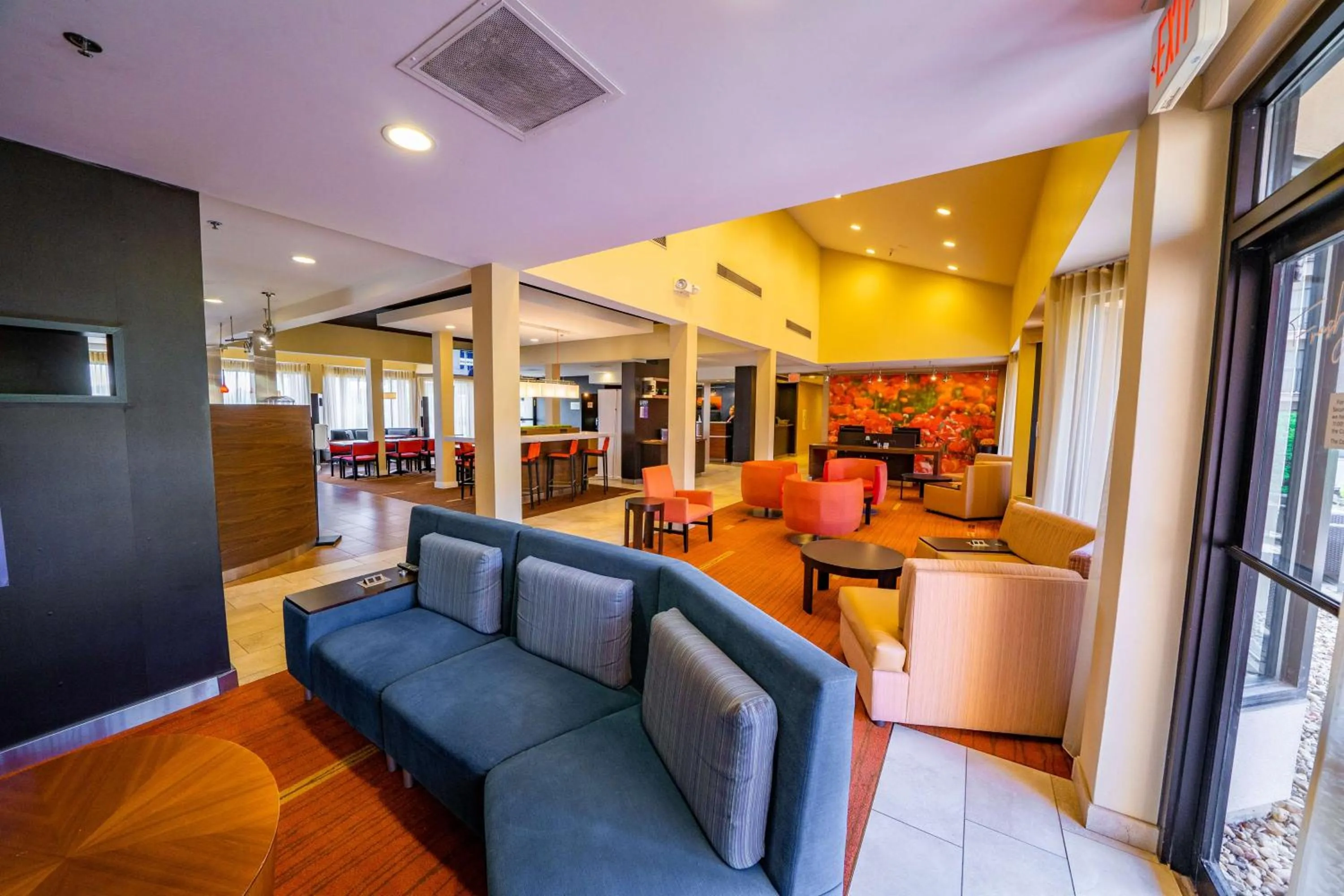 Lobby or reception in Sonesta Select Bettendorf