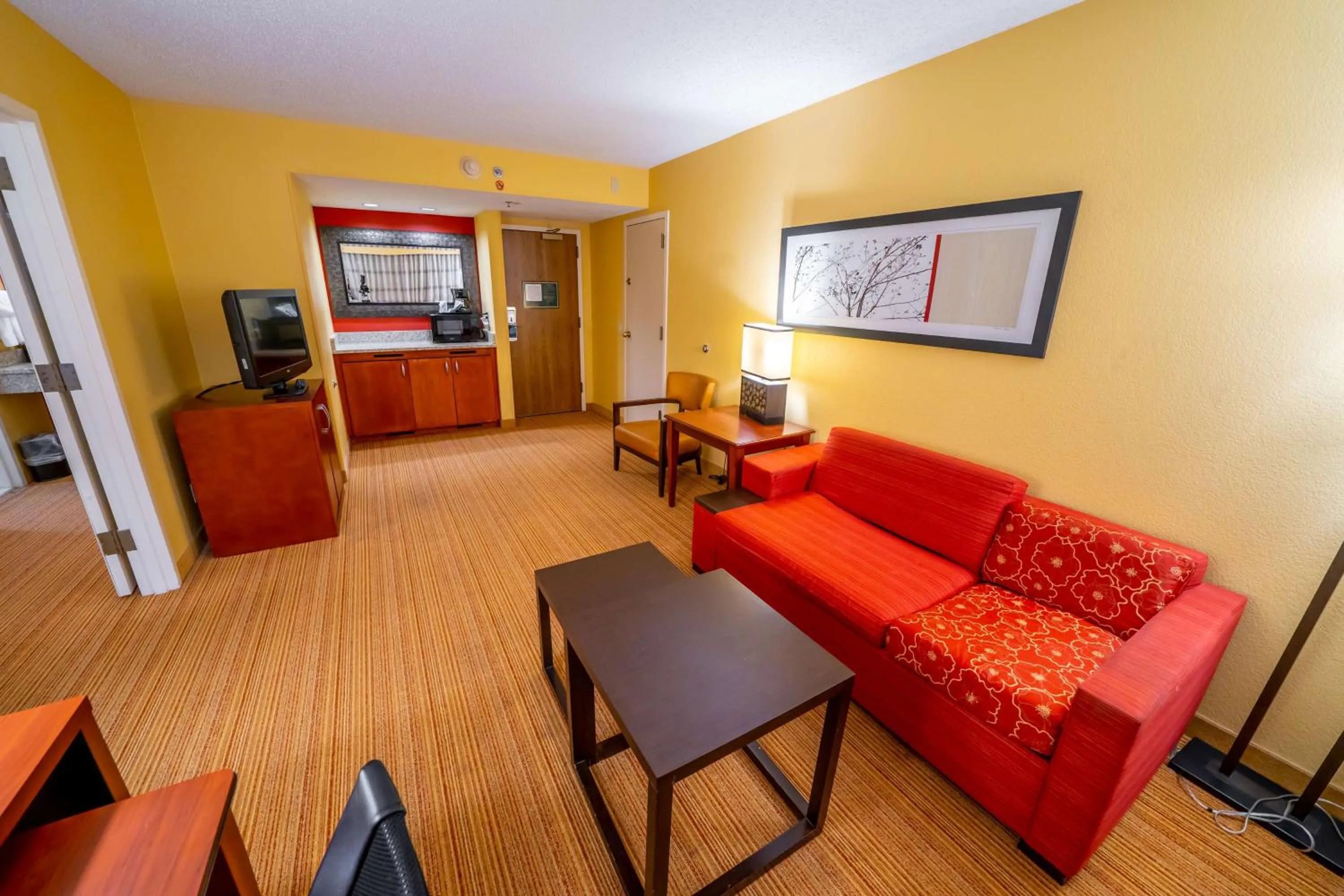 Photo of the whole room in Sonesta Select Bettendorf