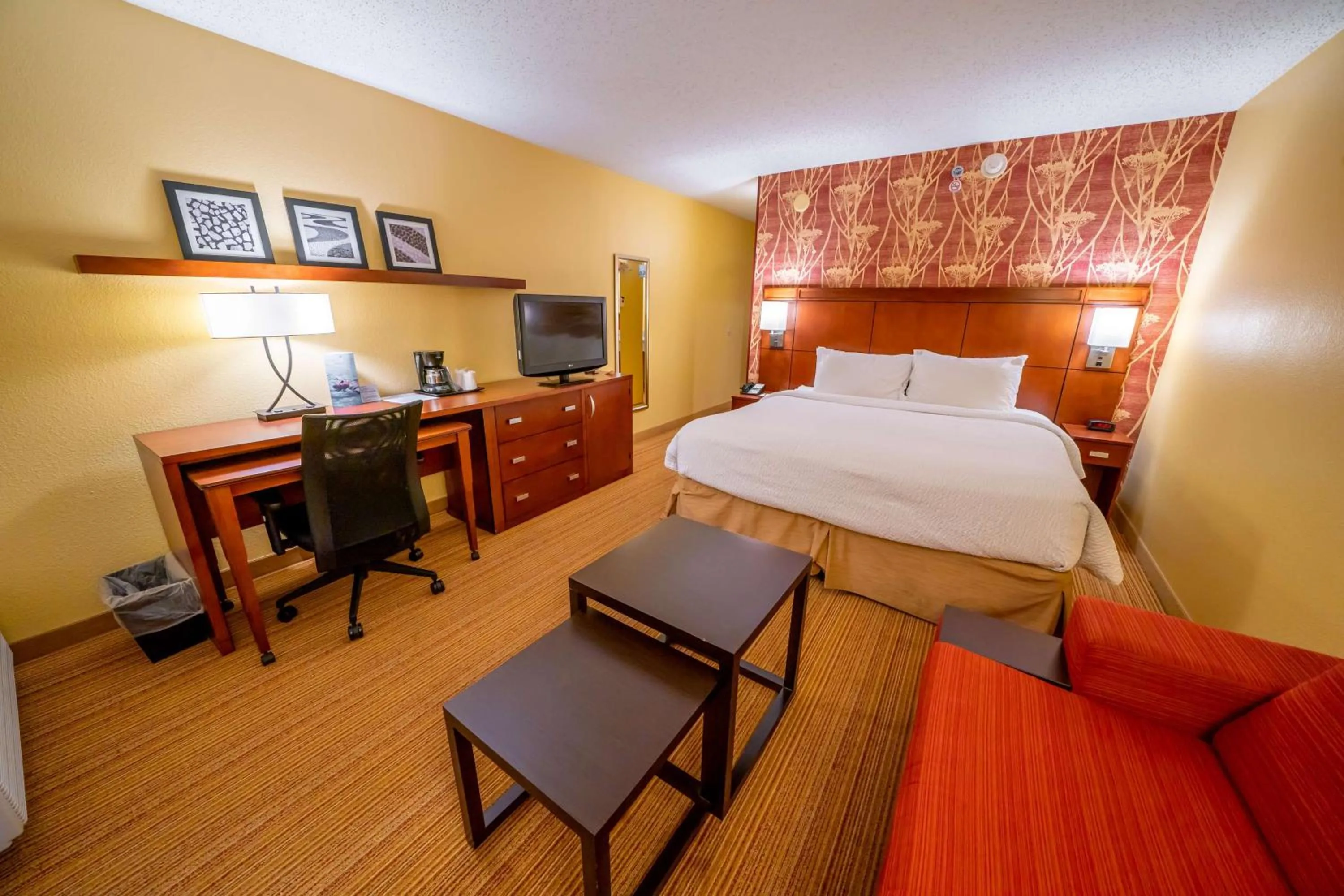 Bedroom in Sonesta Select Bettendorf