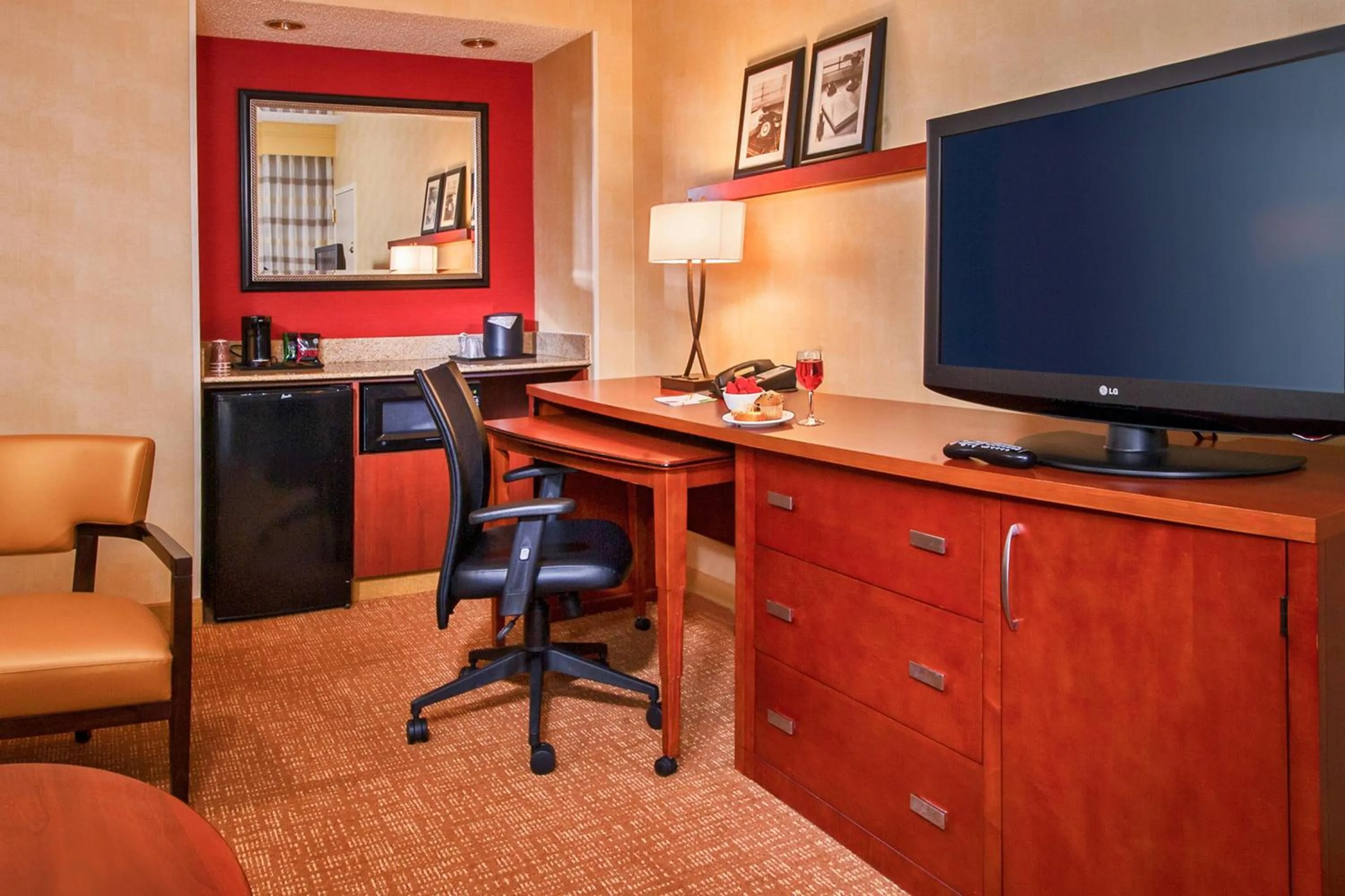 Photo of the whole room in Courtyard Manassas Battlefield Park