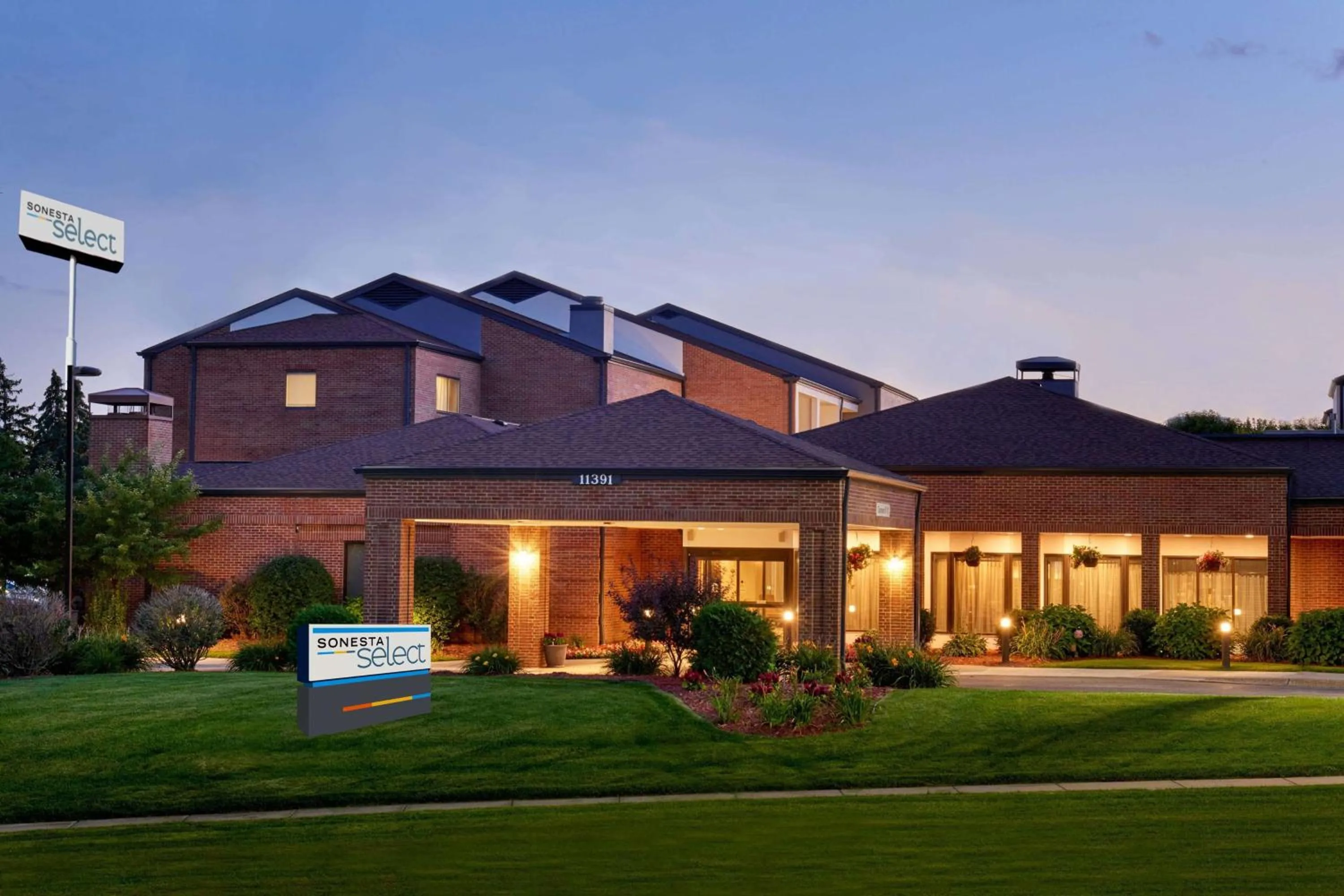 Property building in Sonesta Select Minneapolis Eden Prairie