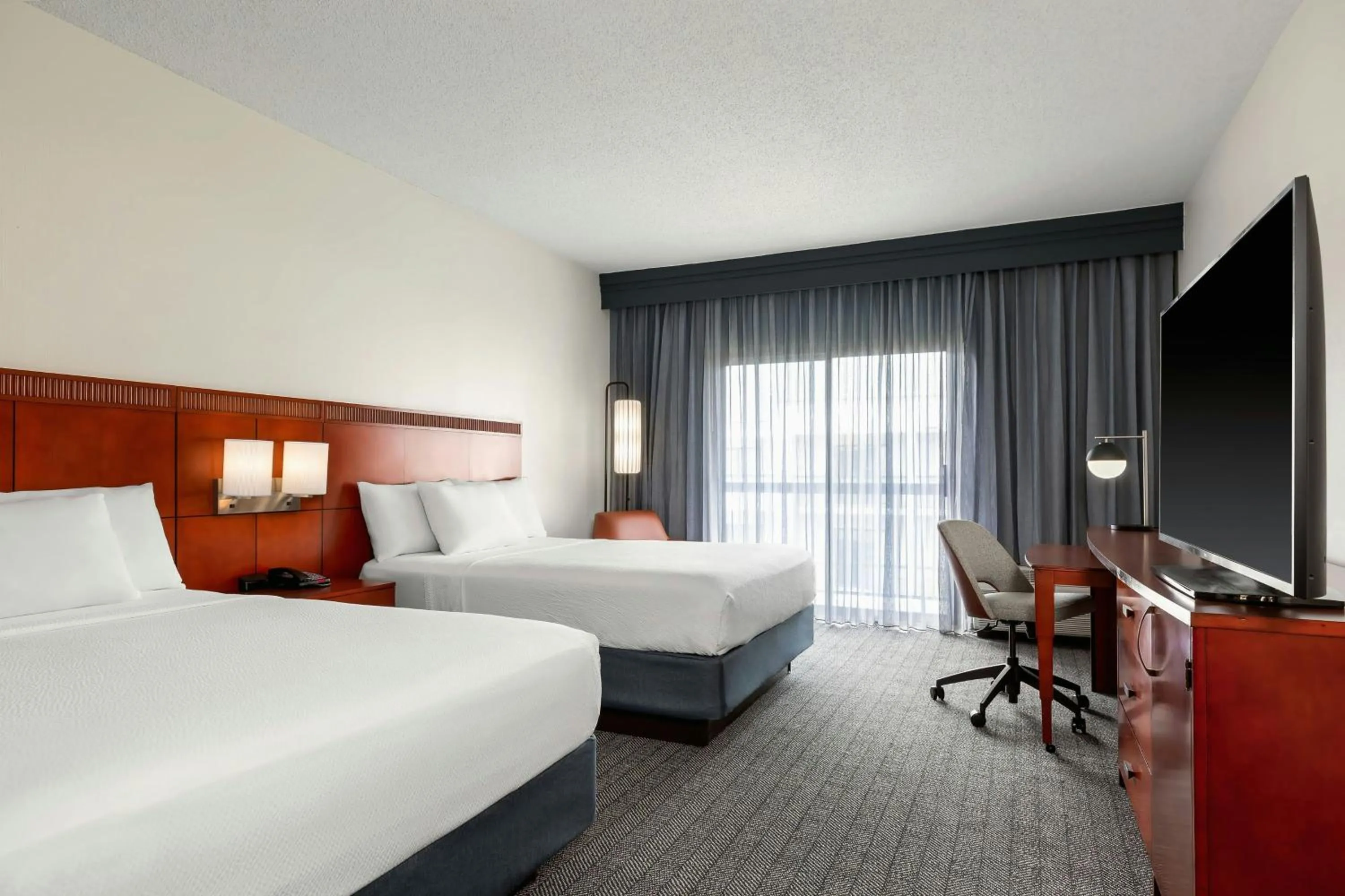 Photo of the whole room, Bed in Courtyard by Marriott Minneapolis-St. Paul Airport