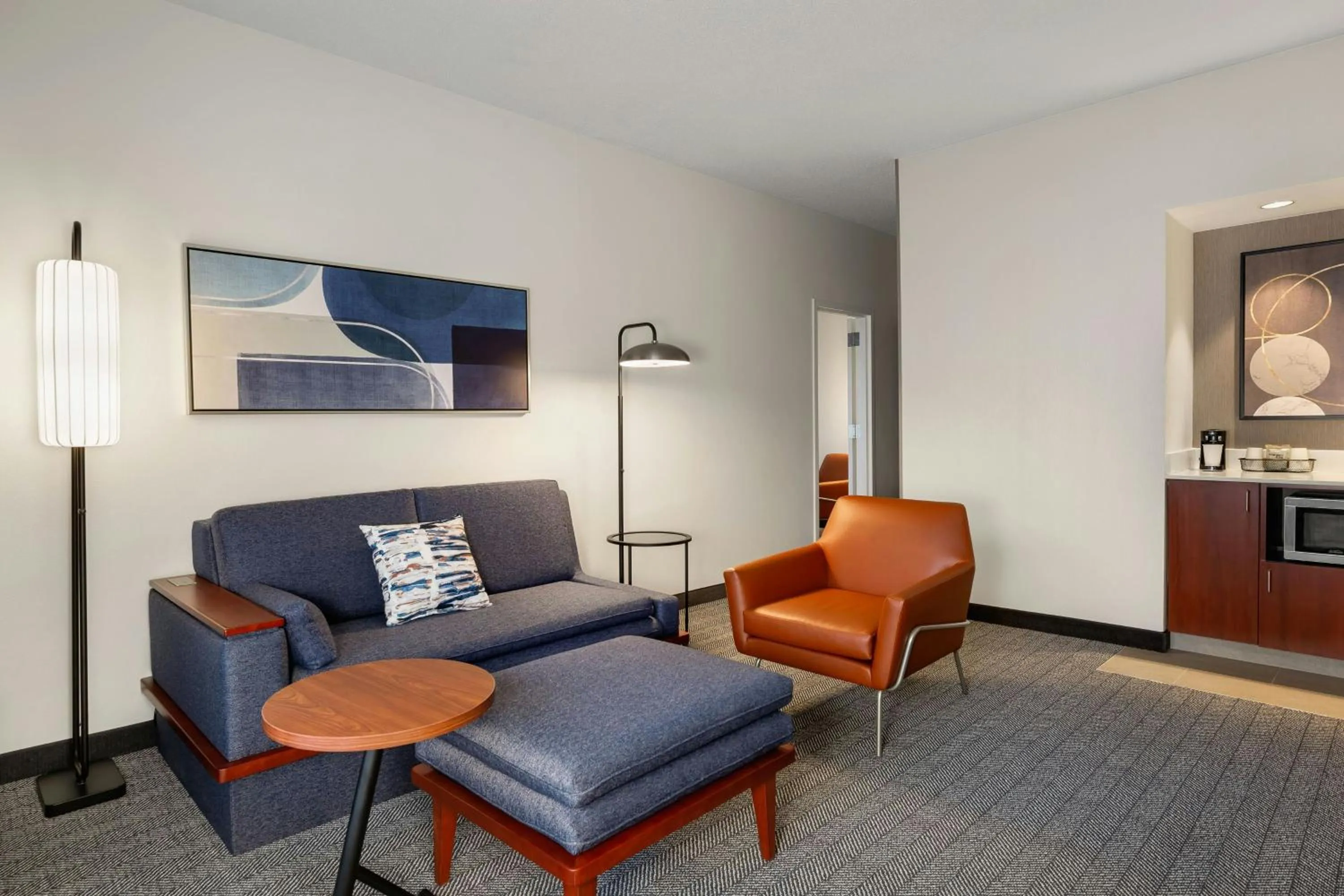 Living room in Courtyard by Marriott Minneapolis-St. Paul Airport