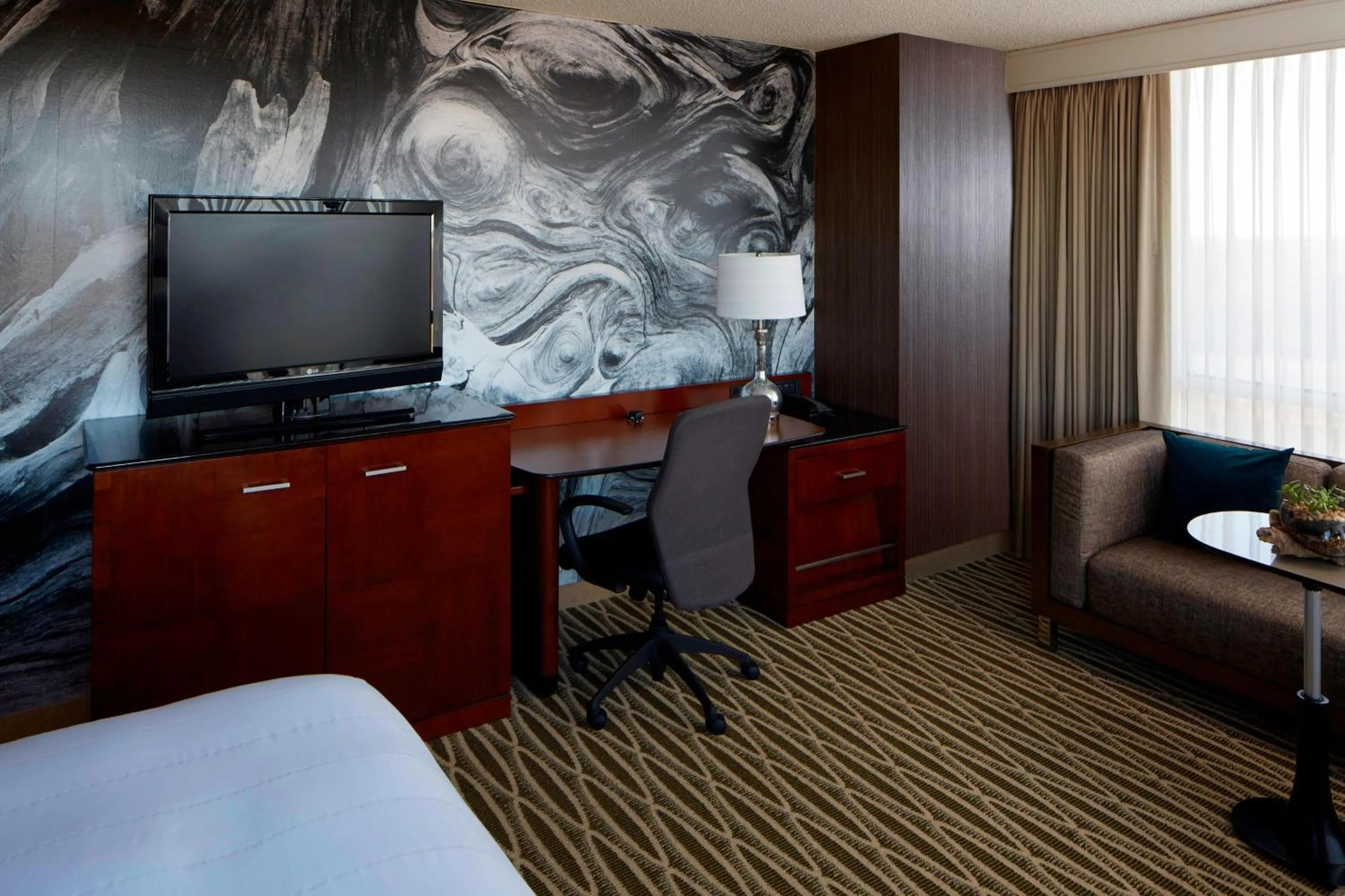 Photo of the whole room, Bed in Minneapolis Marriott Southwest