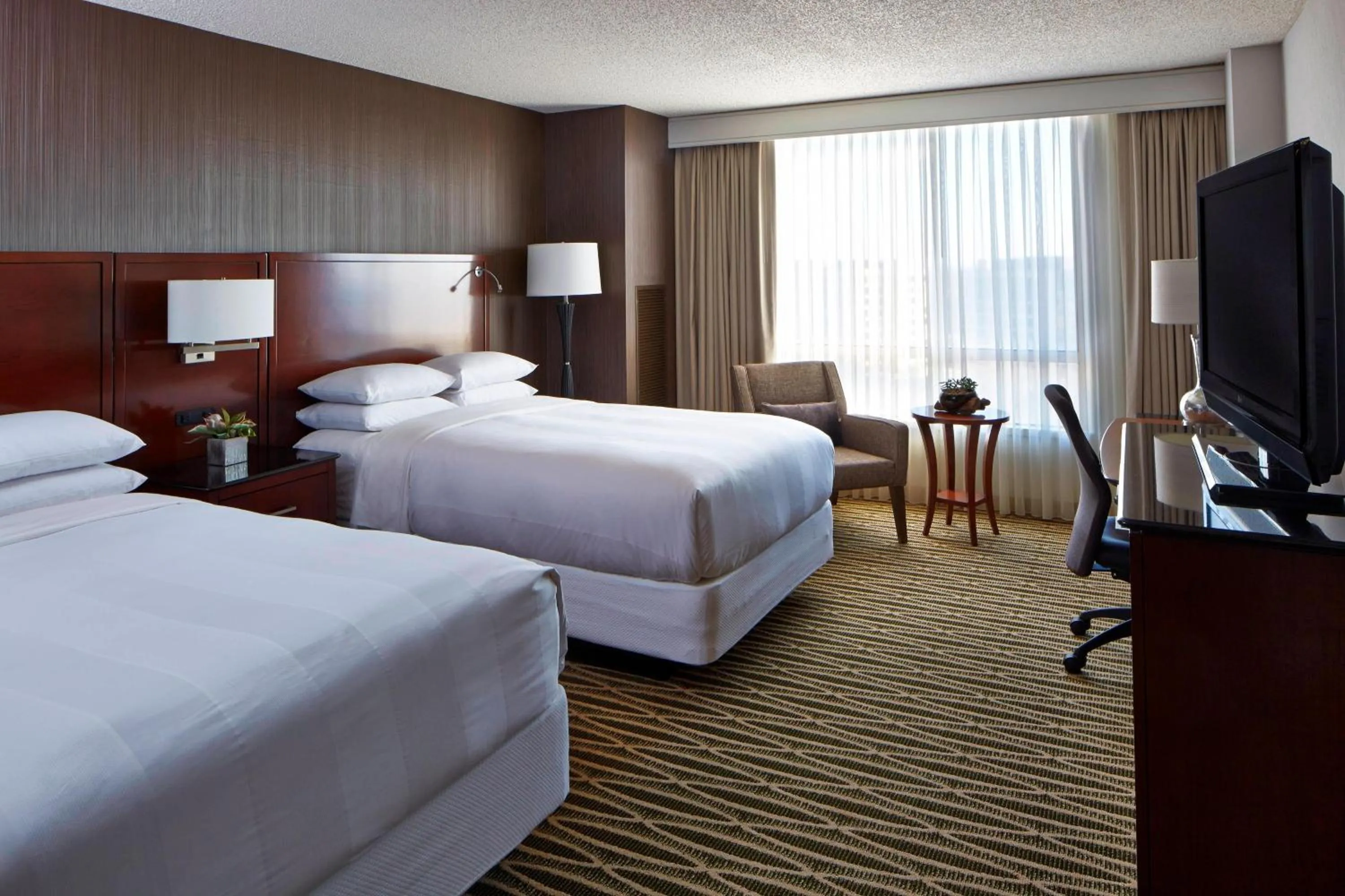 Photo of the whole room, Bed in Minneapolis Marriott Southwest
