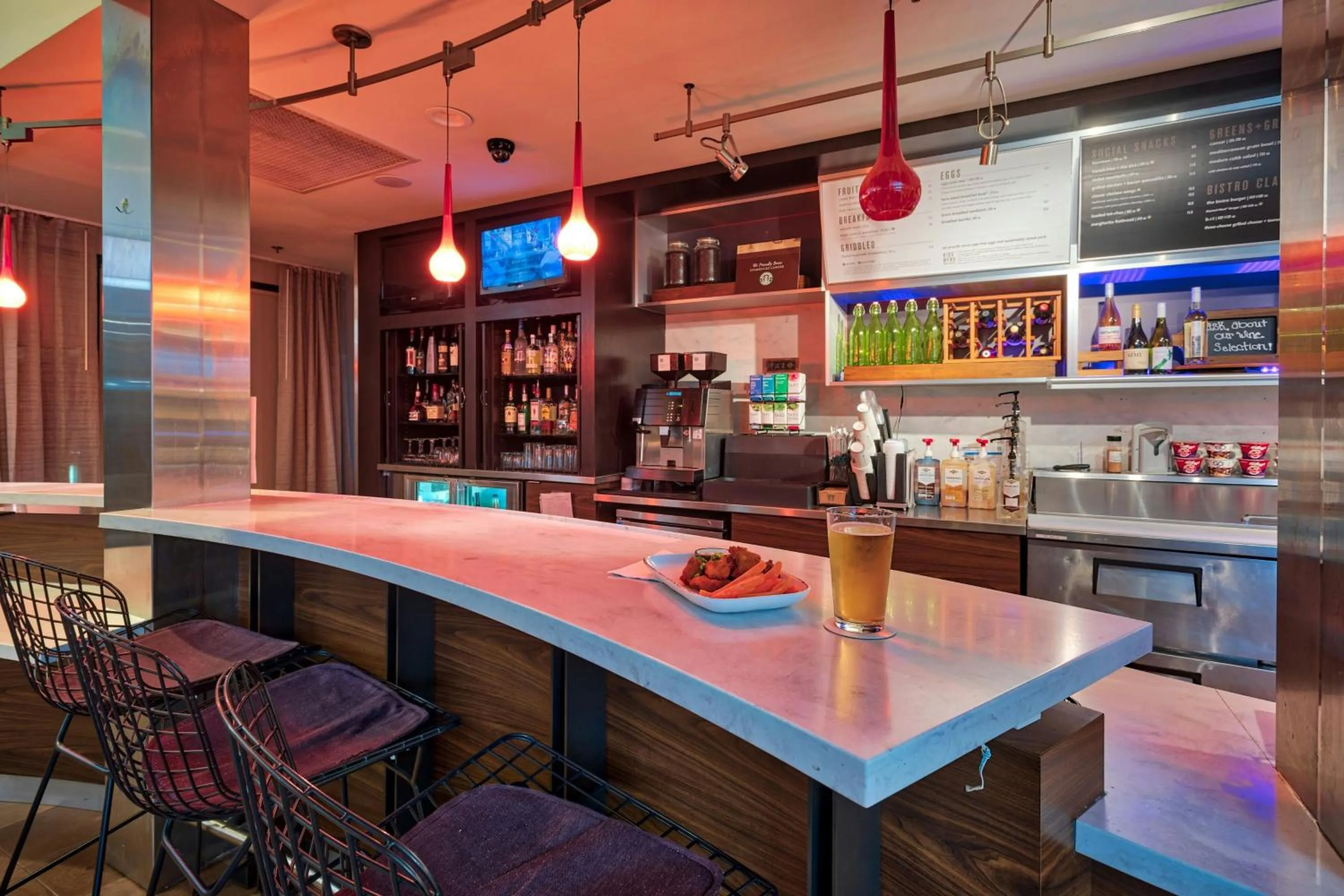 Restaurant/places to eat in Courtyard Hampton