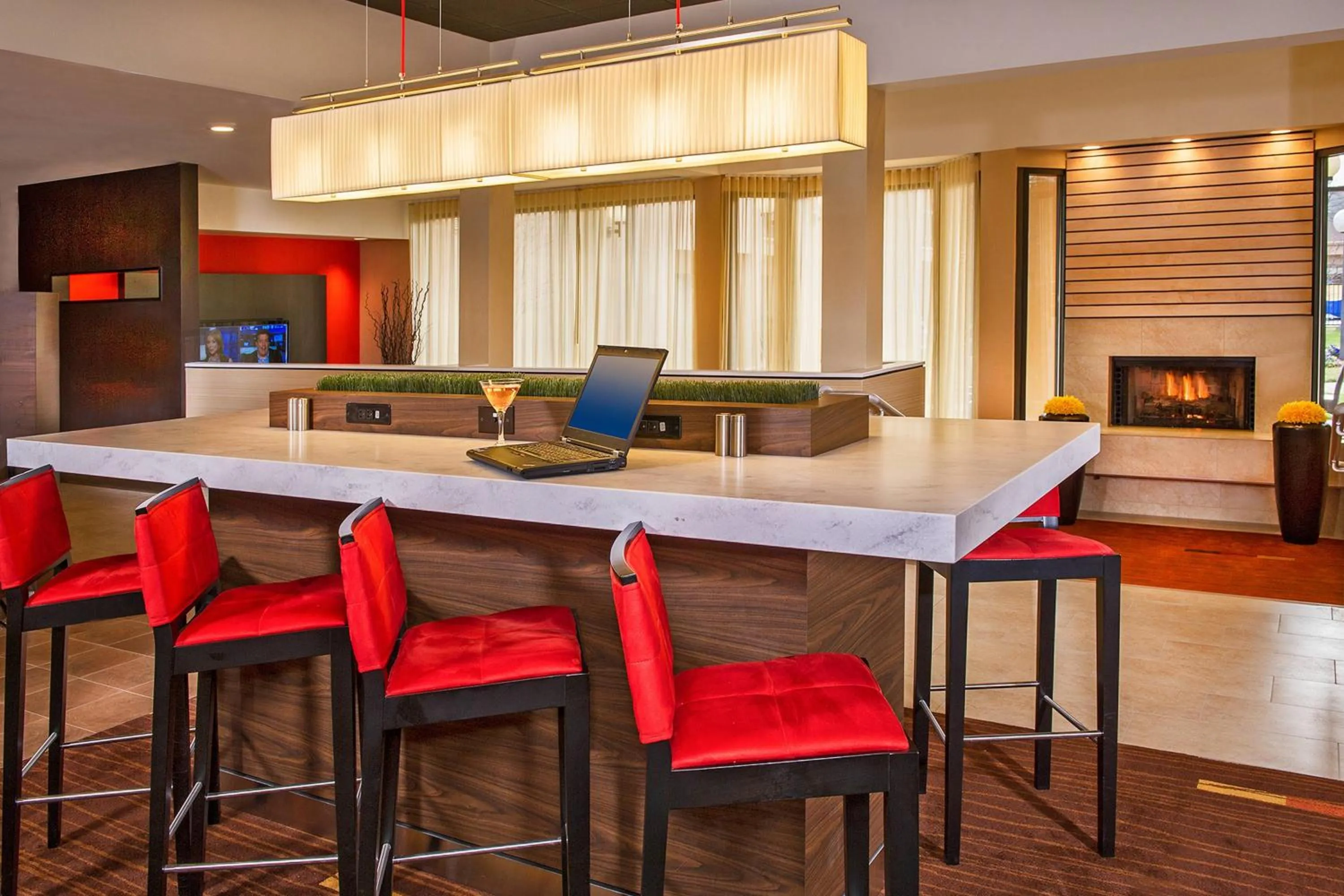 Lounge or bar in Courtyard Hampton