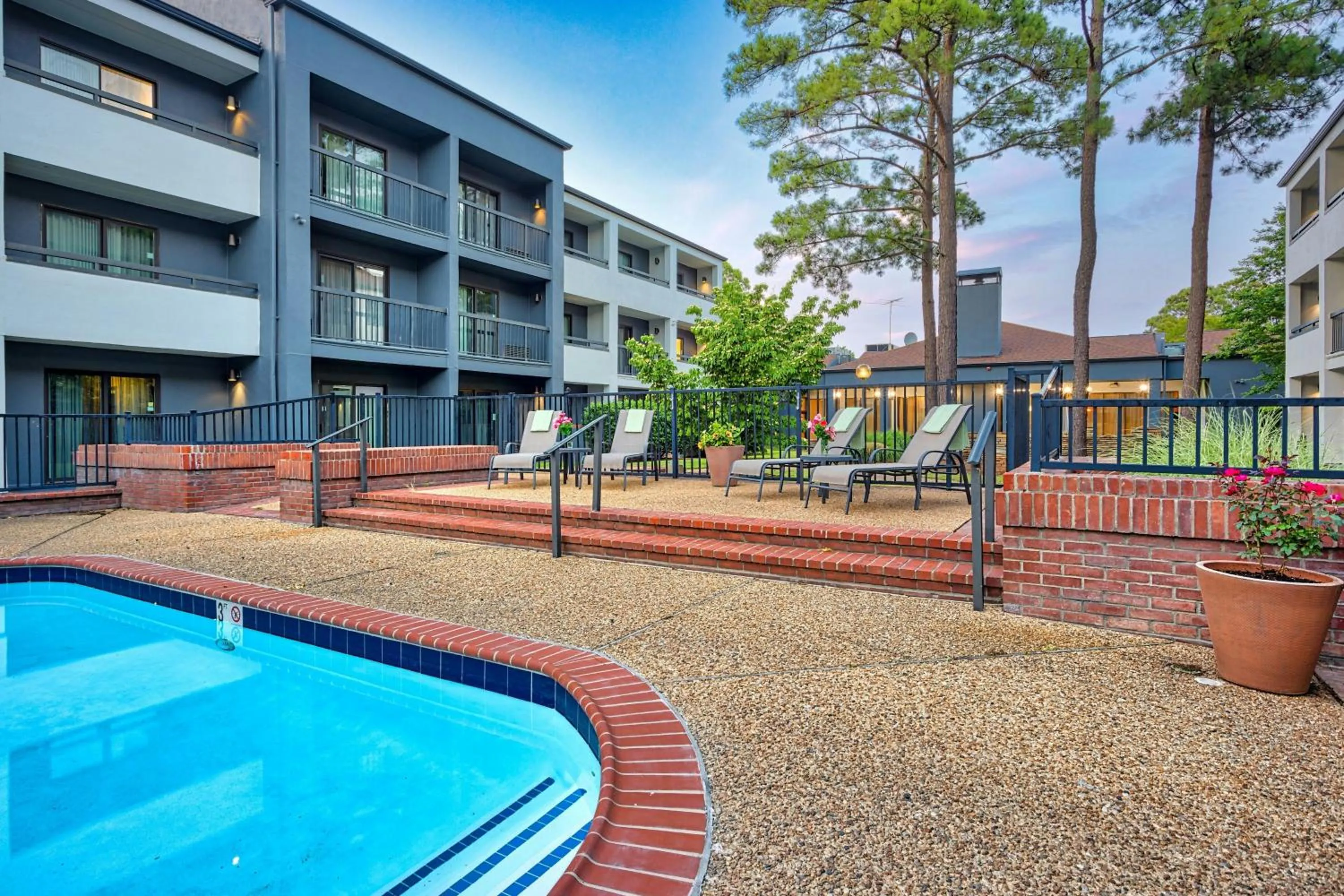 Swimming pool in Courtyard Hampton