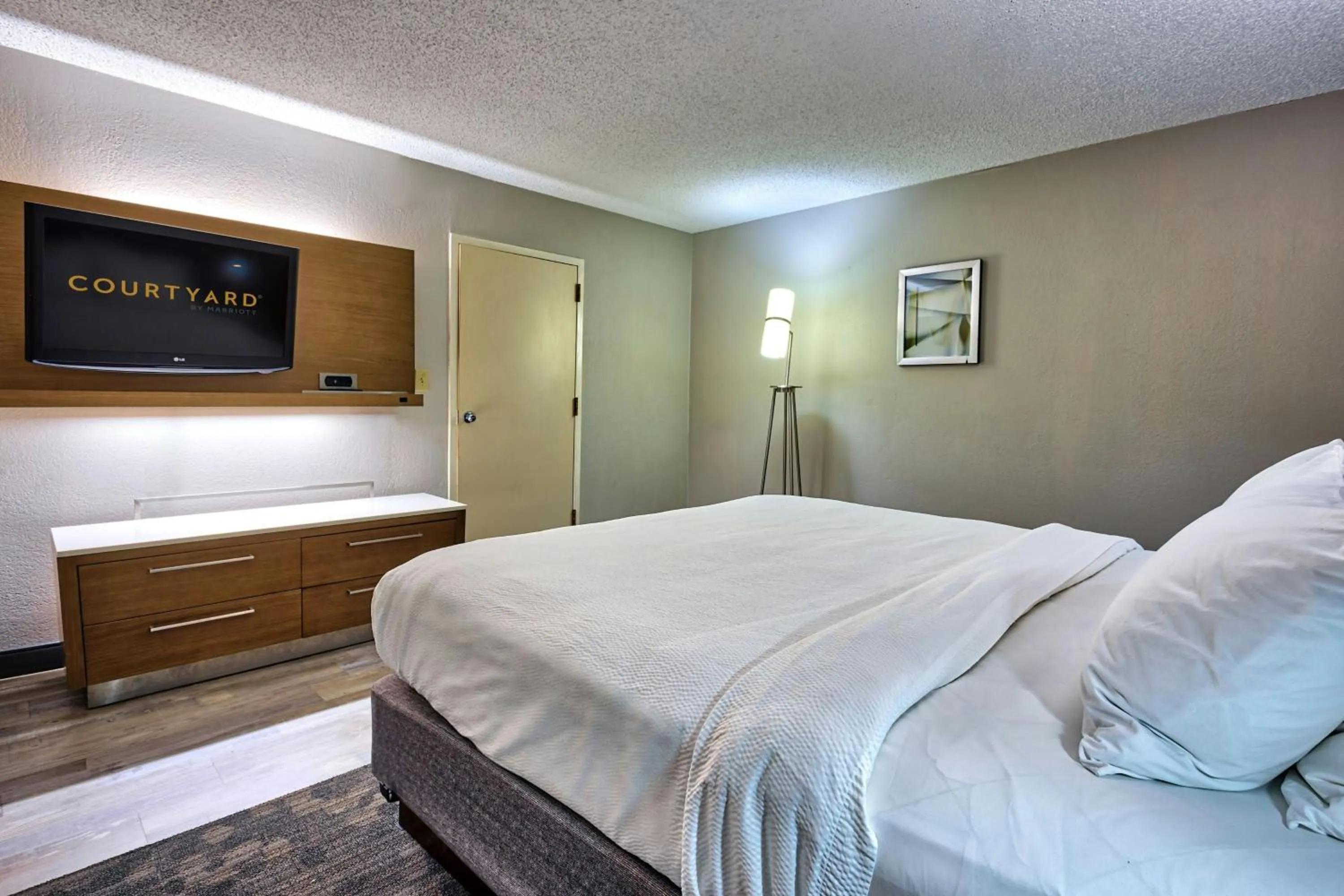 Photo of the whole room, Bed in Courtyard Hampton