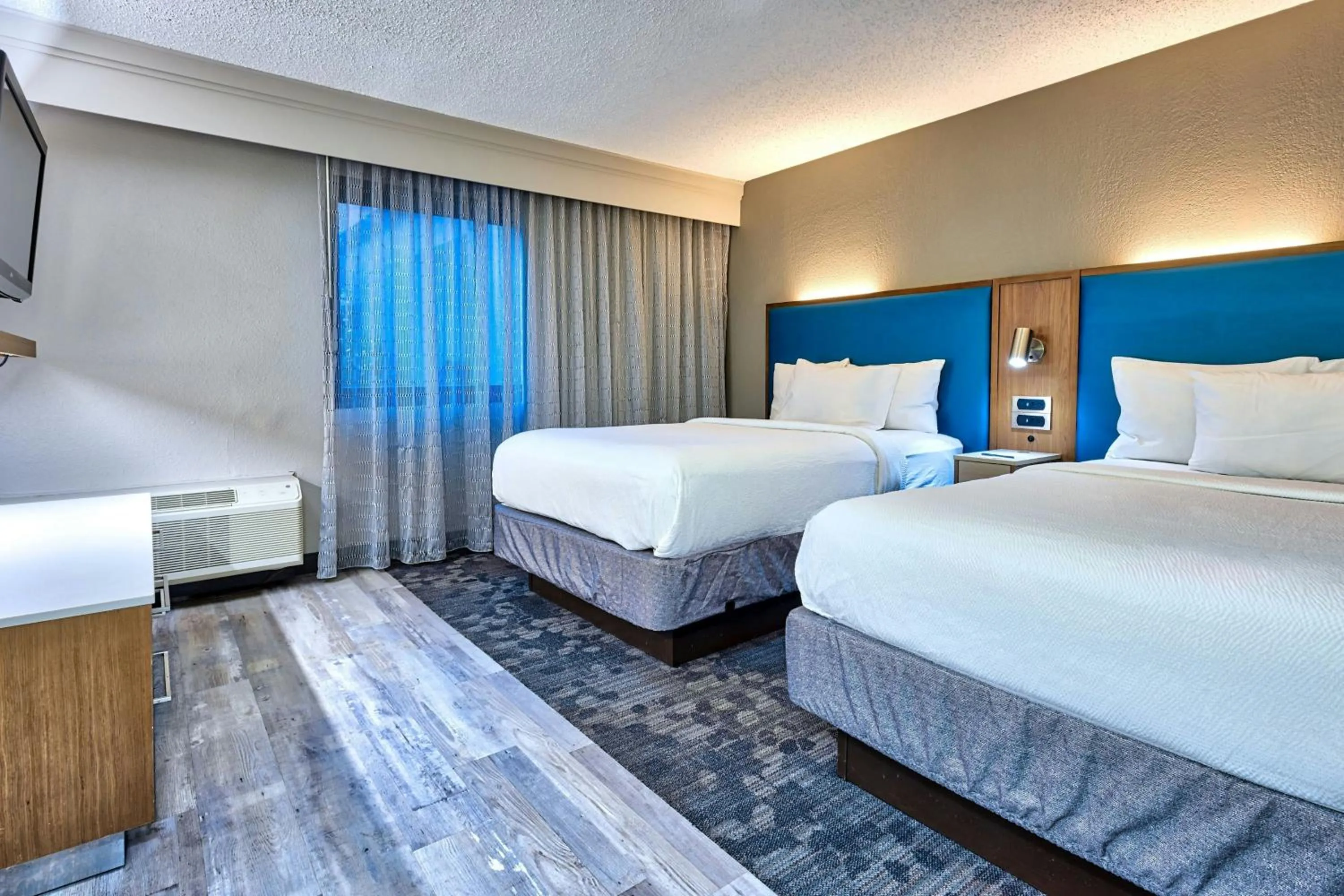 Photo of the whole room, Bed in Courtyard Hampton