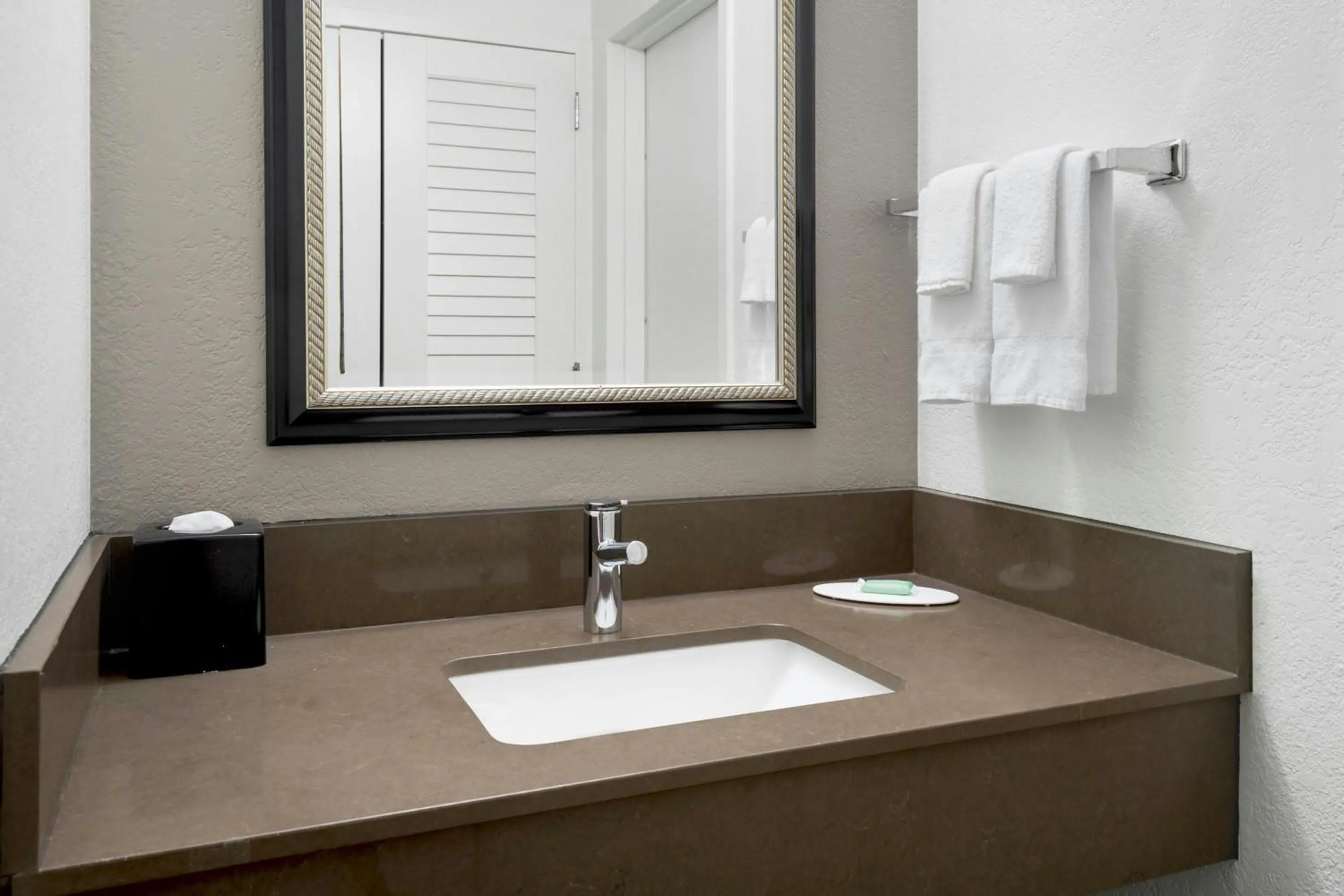 Photo of the whole room in Courtyard Philadelphia Valley Forge / King of Prussia