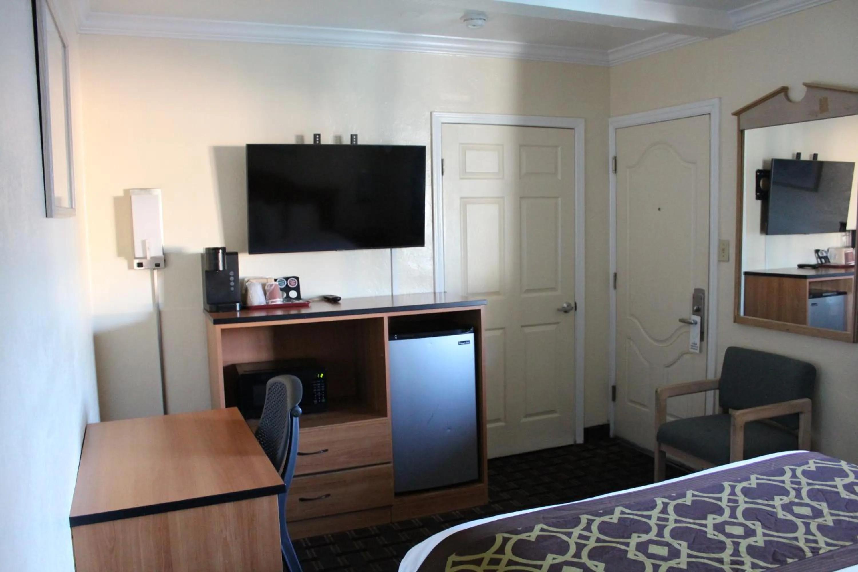 Coffee/tea facilities, Bed in Riverside Inn & Suites Santa Cruz