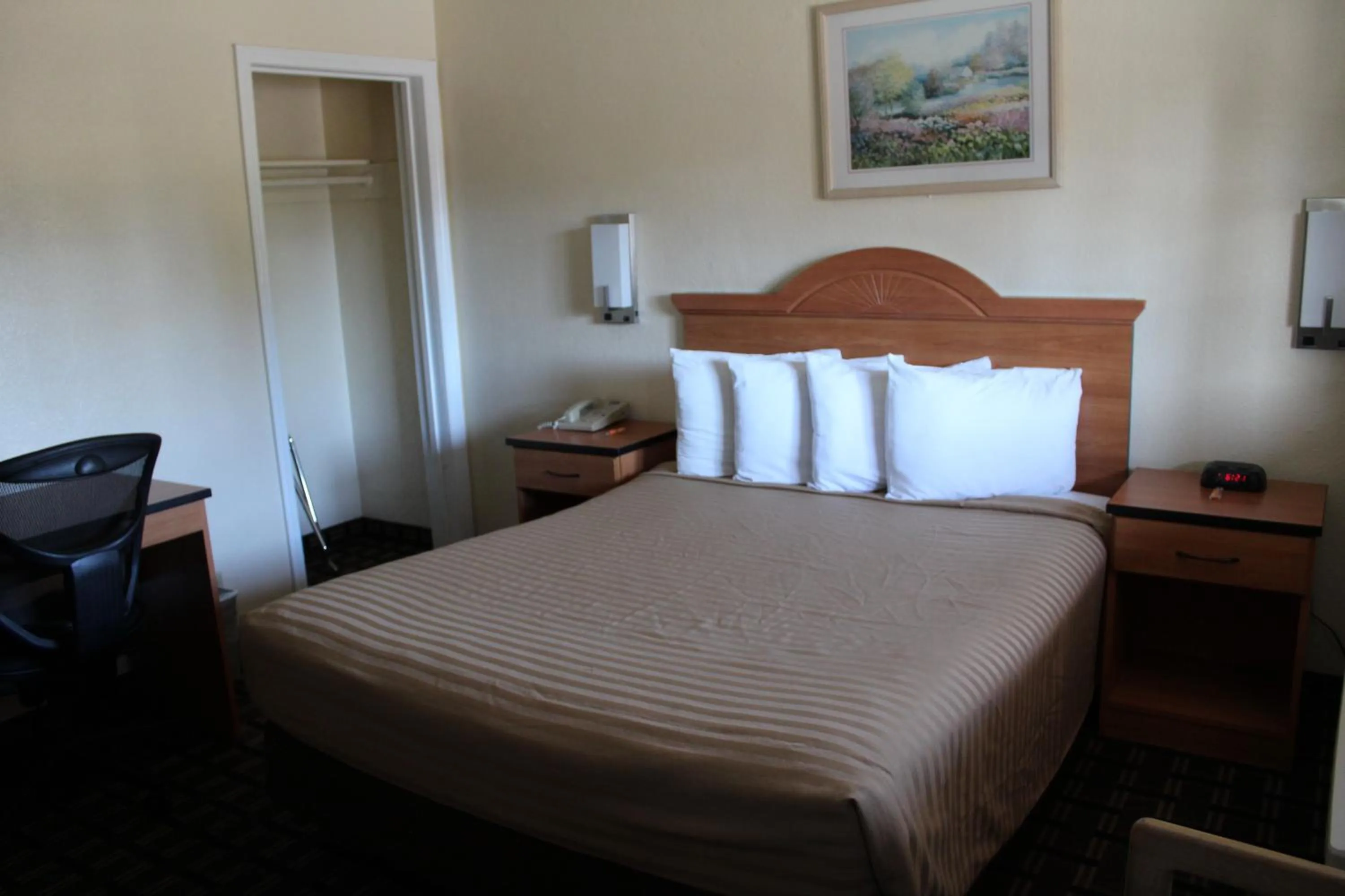 Bedroom, Bed in Riverside Inn & Suites Santa Cruz