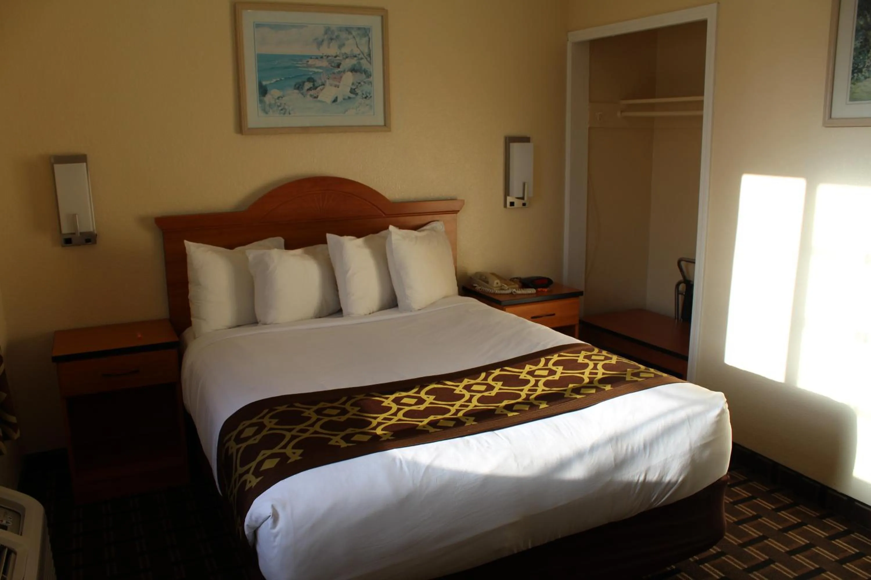 Bedroom, Bed in Riverside Inn & Suites Santa Cruz