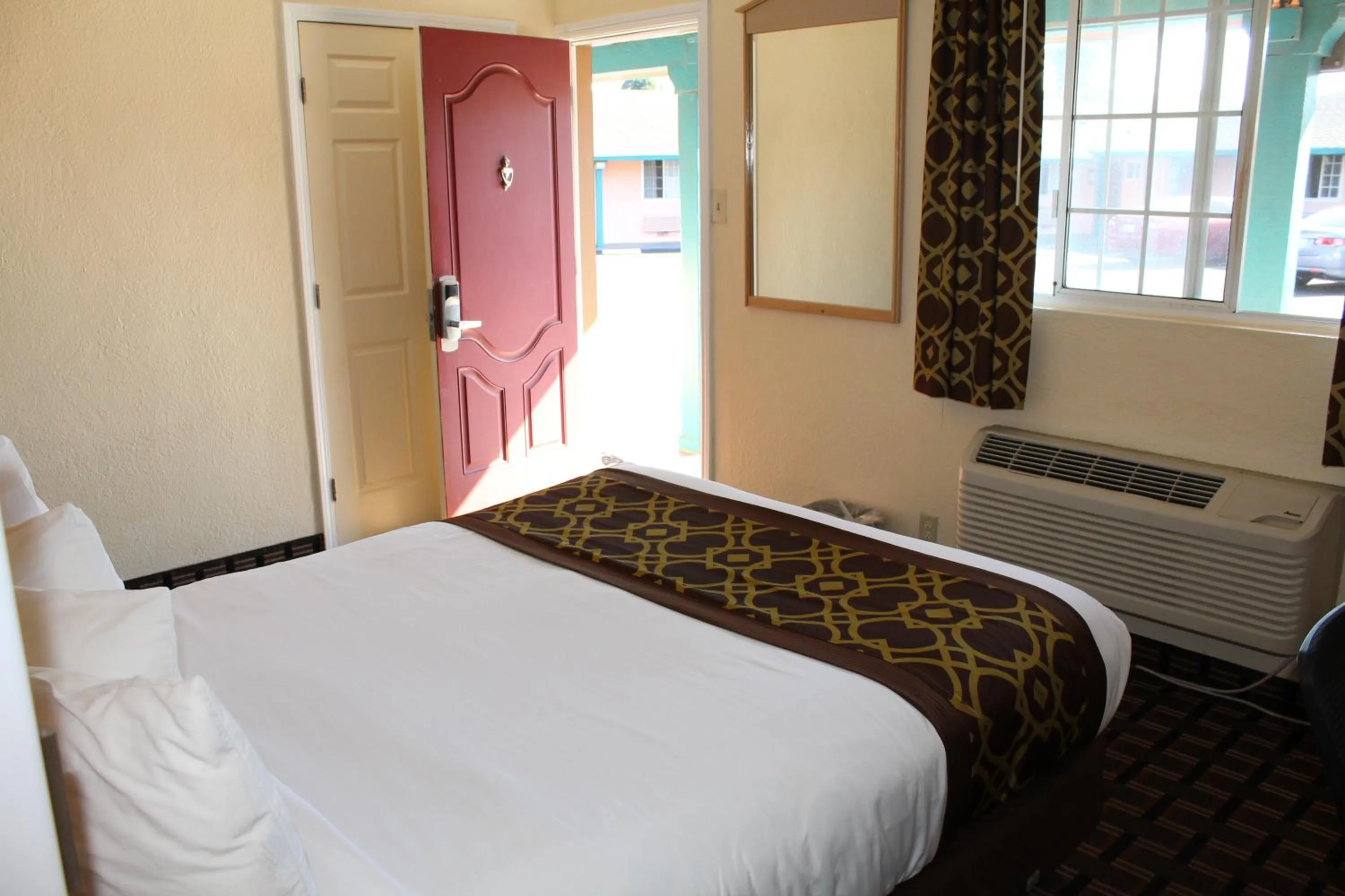 Inner courtyard view, Bed in Riverside Inn & Suites Santa Cruz