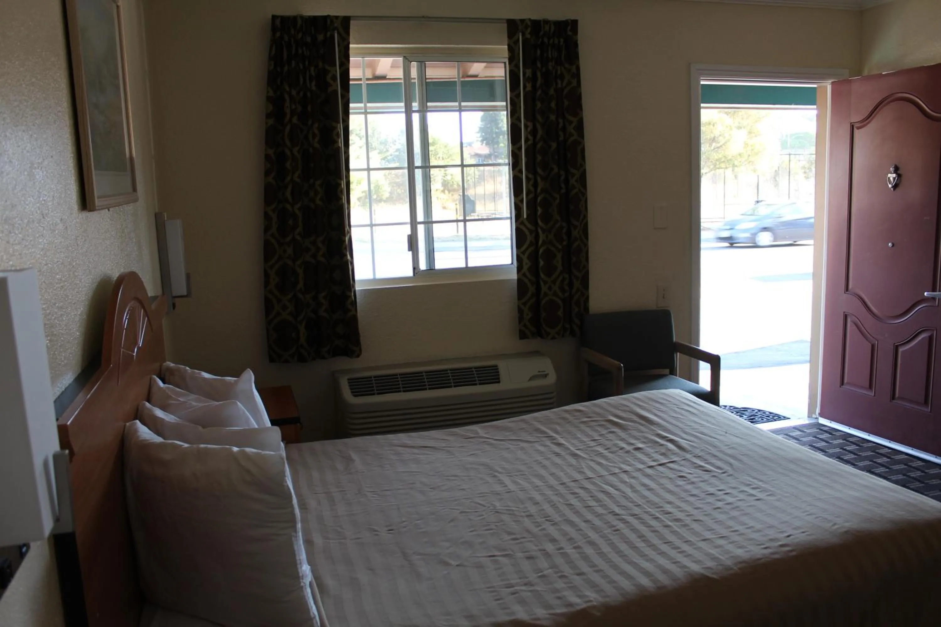 Street view, Bed in Riverside Inn & Suites Santa Cruz