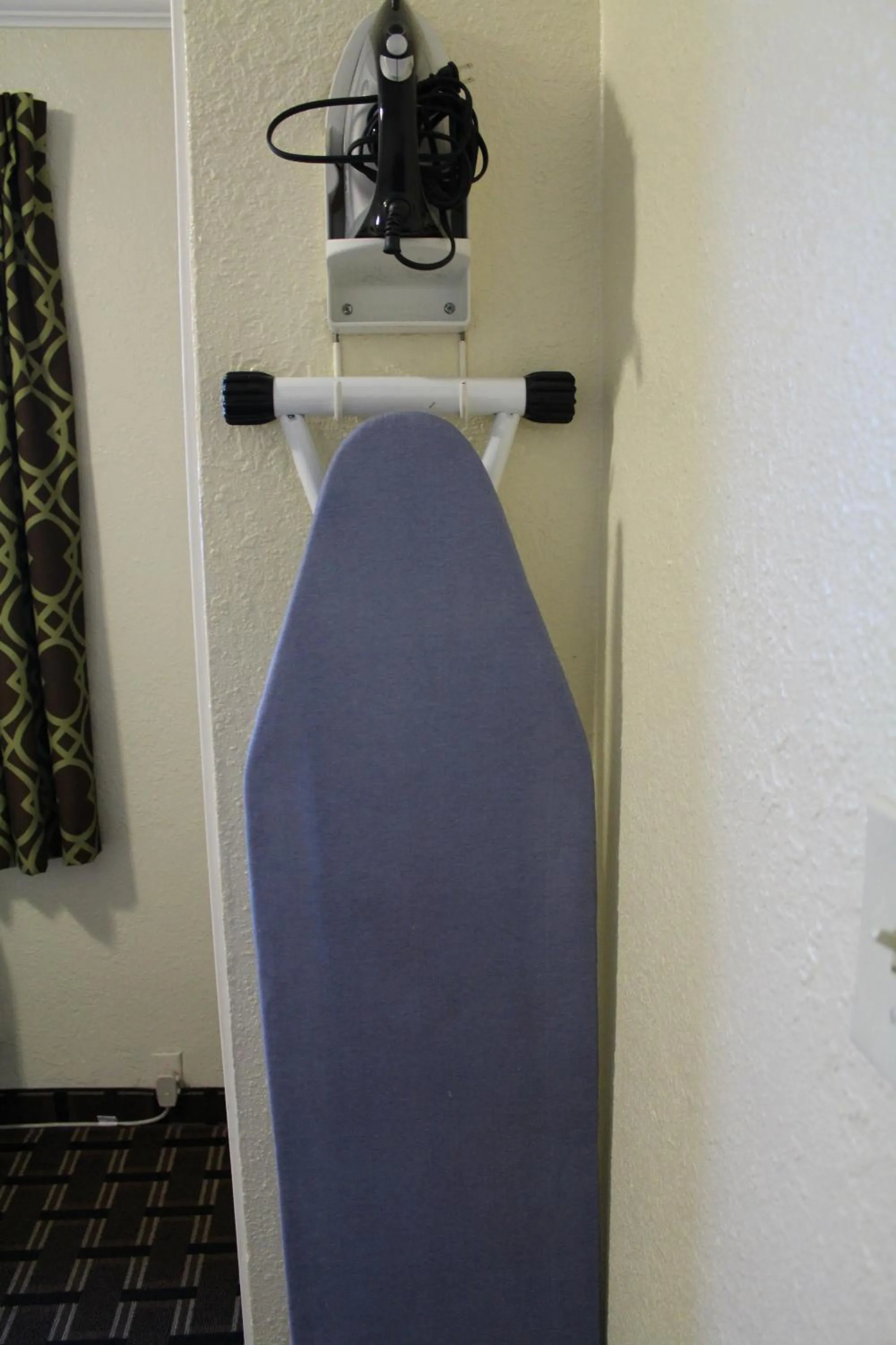 flat iron in Riverside Inn & Suites Santa Cruz